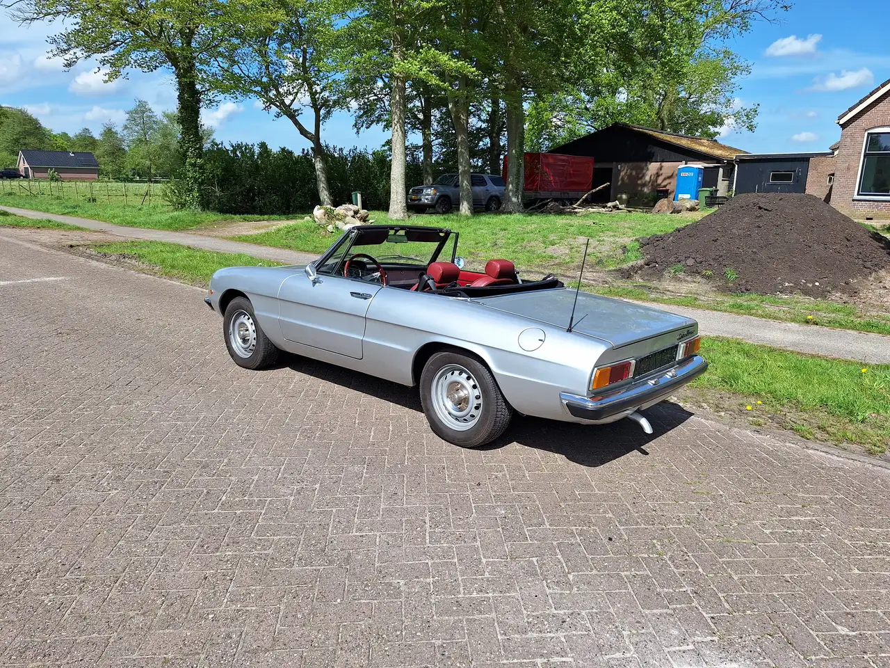 Alfa Romeo Spider 1600 coda tronca (1979) zilver/rood, gerestaureerd, foto 3