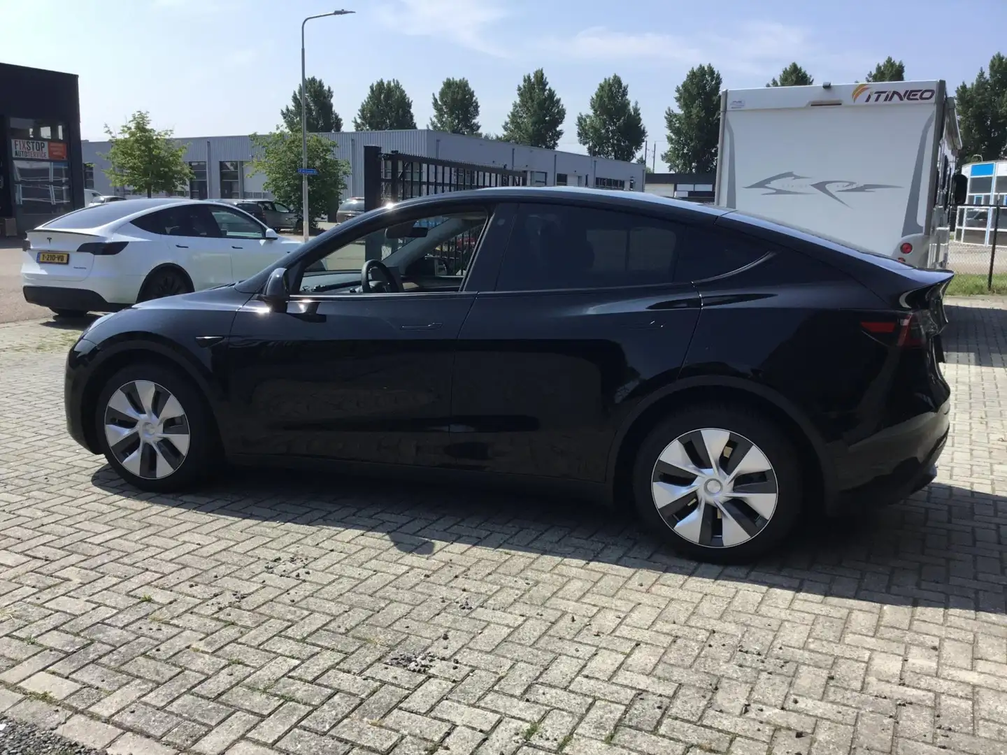 Tesla Model Y Long Range AWD 75 kWh Zwart - 2