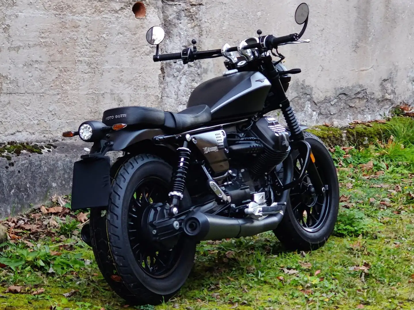 Moto Guzzi V 9 BOBBER 850 Negru - 1