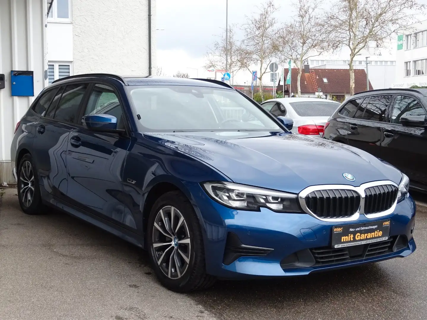 BMW 320 e Touring Aut Advantage Navi LivC.P LEDer AHK Bleu - 1
