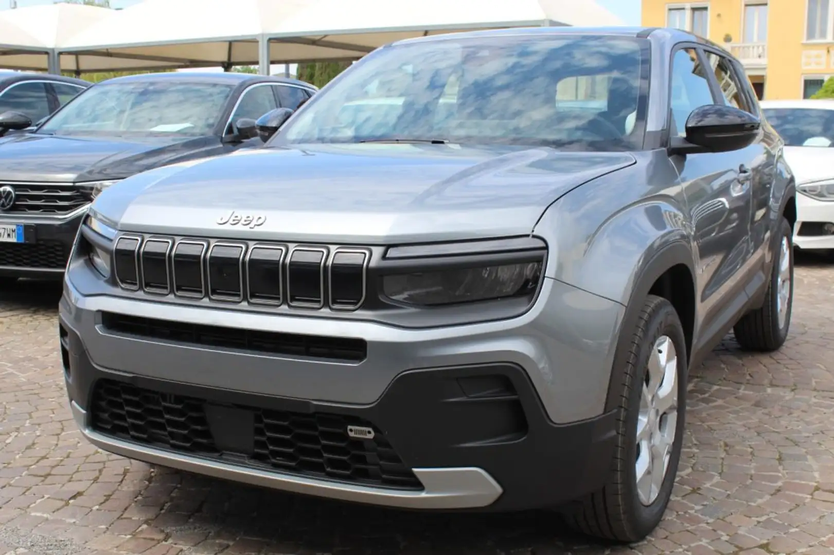 Jeep Avenger 1.2 Turbo 100CV Altitude Grijs - 1