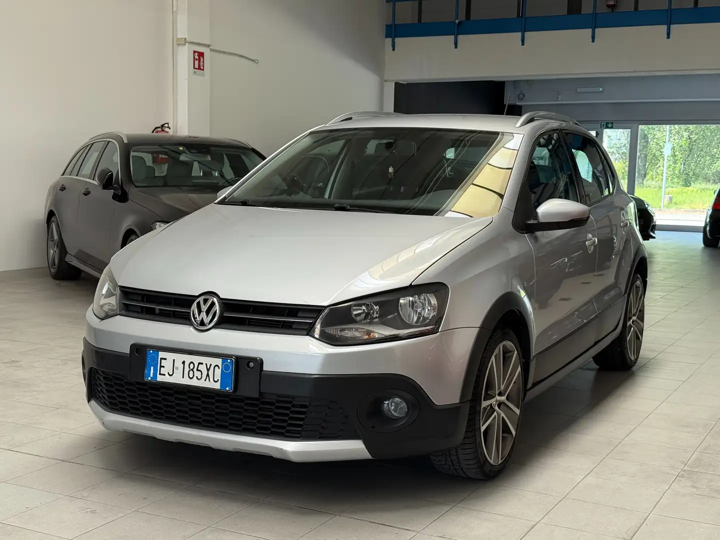 Volkswagen Polo Cross Polo 5p 1.6 tdi Cross 90cv NEOPATENTATI Plateado - 1