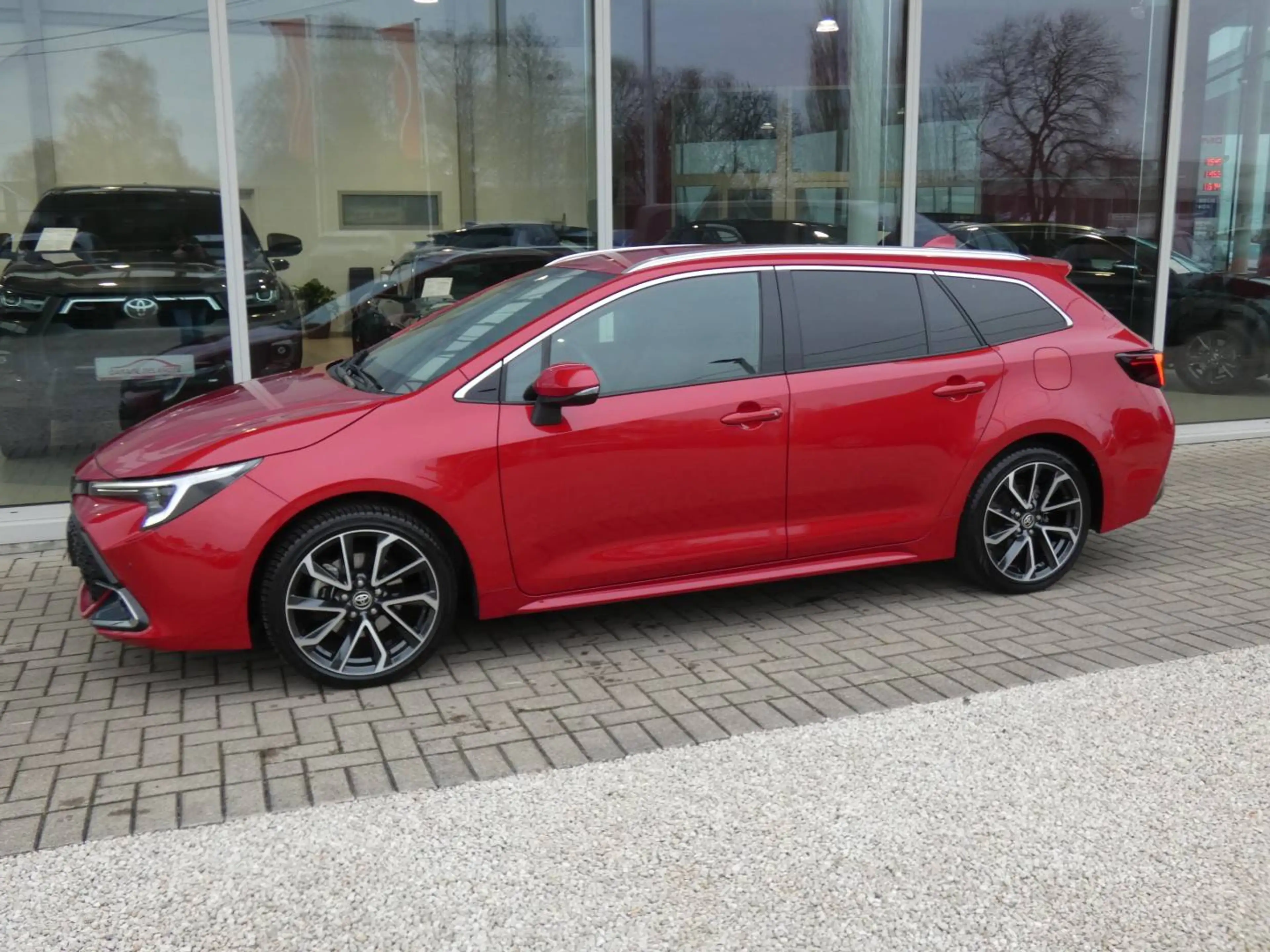Toyota Corolla 2.0 Hybrid 196pk Premium +ZWART LEDER +Trekhaak +Sportzetels +Dodehoek +Elektrische koffer — photo 4