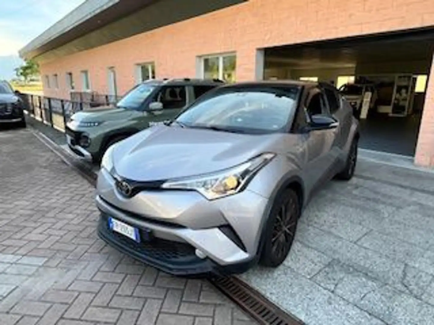 Toyota C-HR 1.2 Turbo CVT 4WD Lounge Plateado - 1