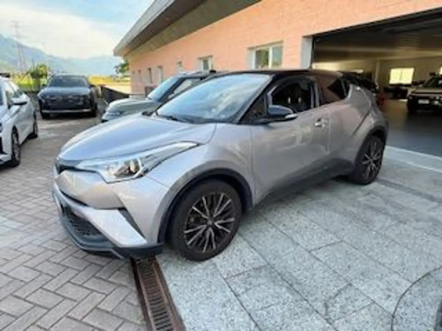 Toyota C-HR 1.2 Turbo CVT 4WD Lounge Plateado - 2