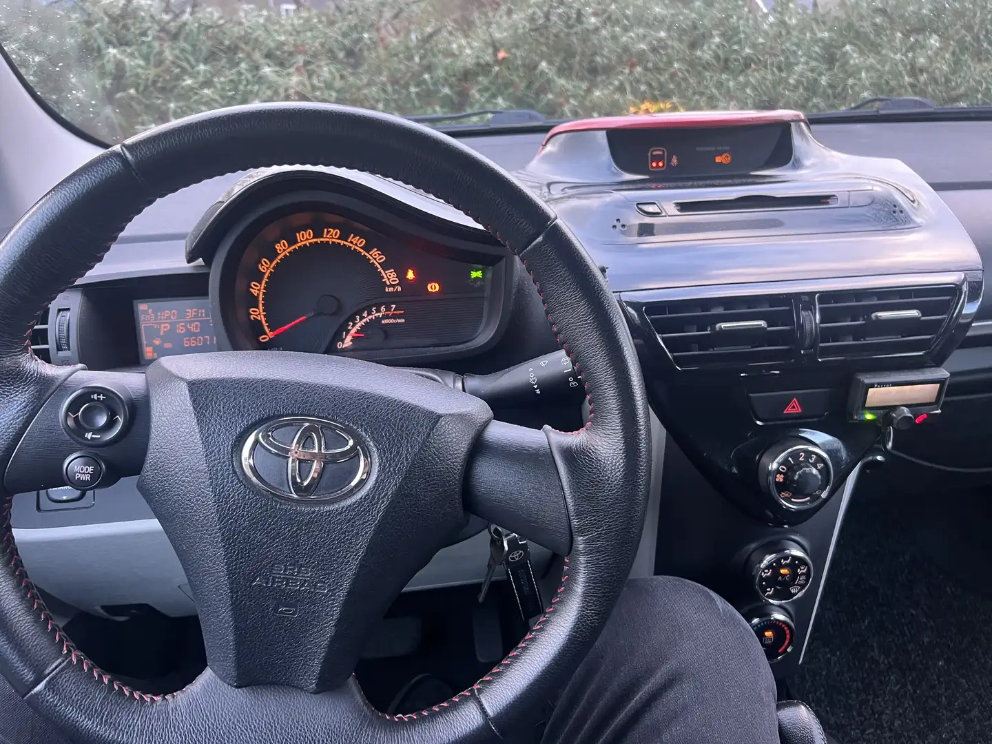 Toyota iQ 1.0 VVTi Comfort automaat Bruin - 2