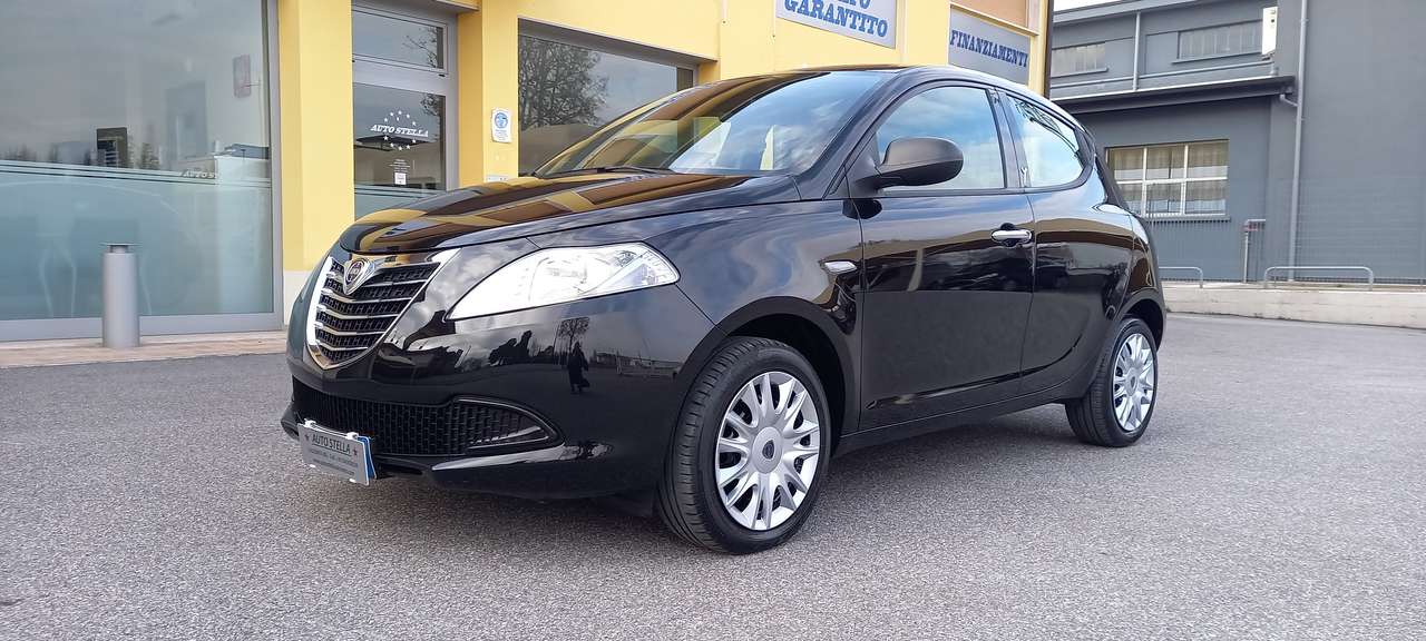 Lancia Ypsilon 1.2 cc. Benz. 5 Porte SOLO 32.900 KM. x NEOPATENT.