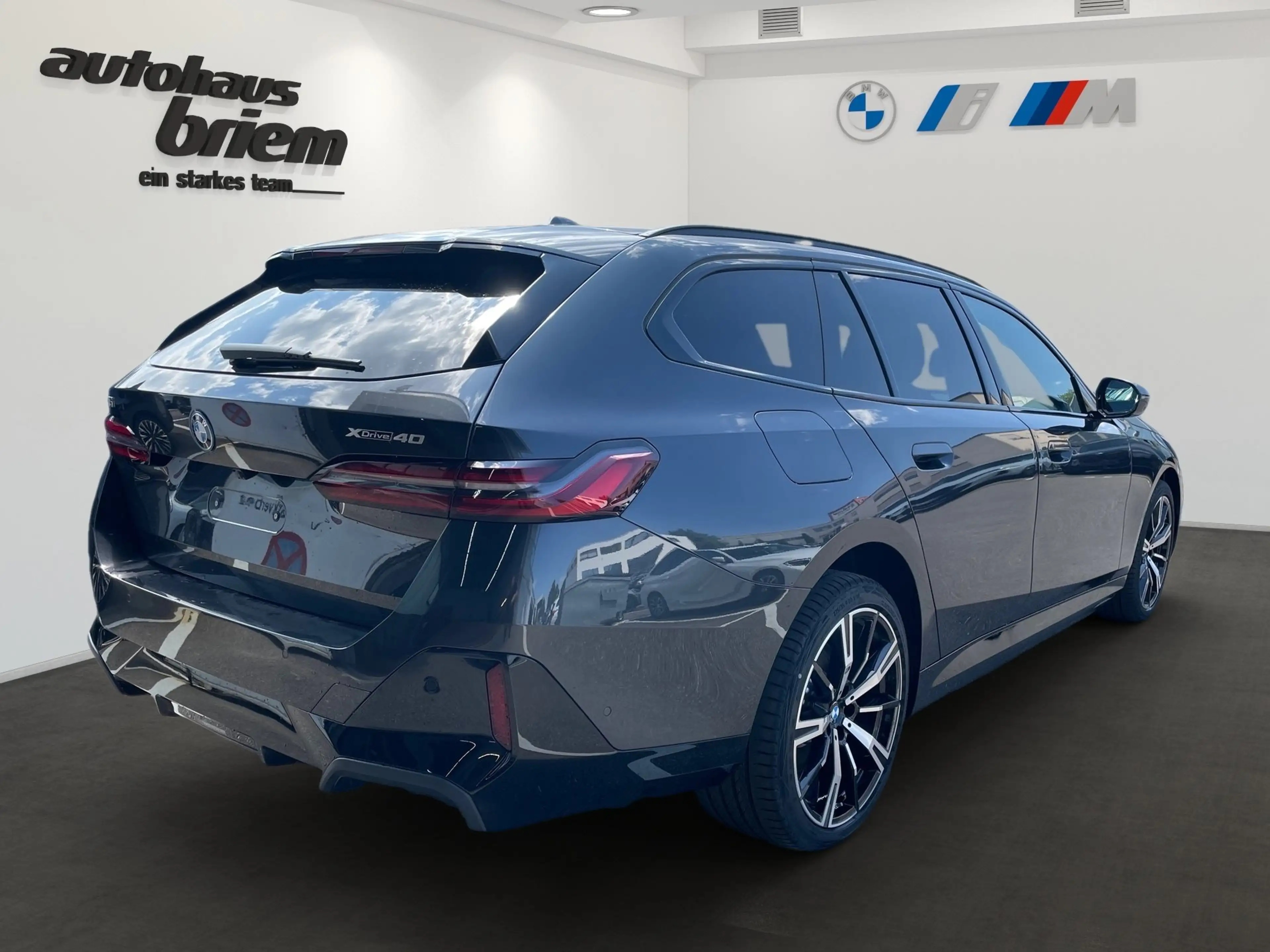 BMW i5 xDrive40 Touring, M Sport Pro, SUMMER SALE % — photo 3
