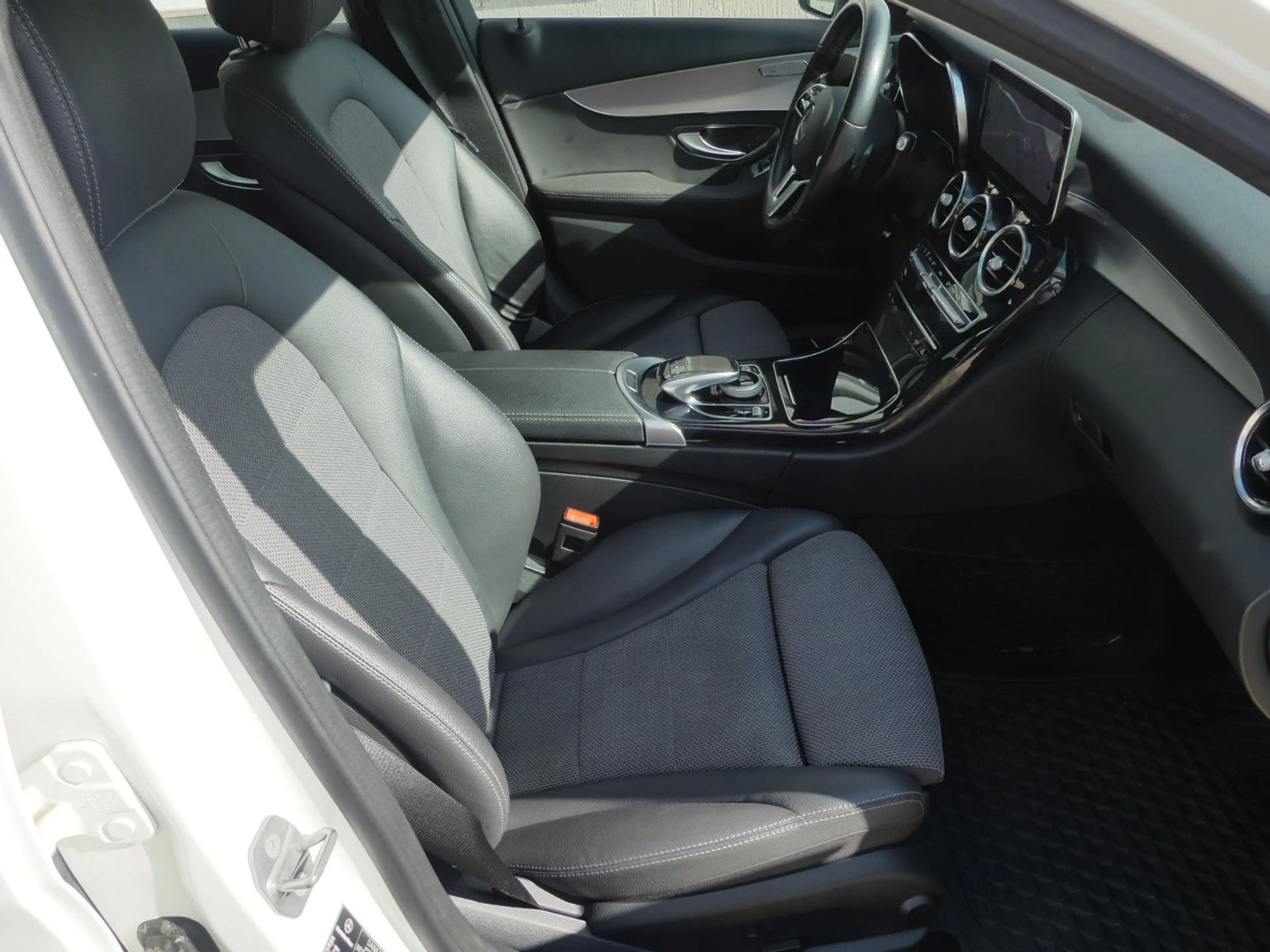 Mercedes-Benz C 180 T Avantgarde/Carplay/LED/Kamera/Teilleder — photo 11