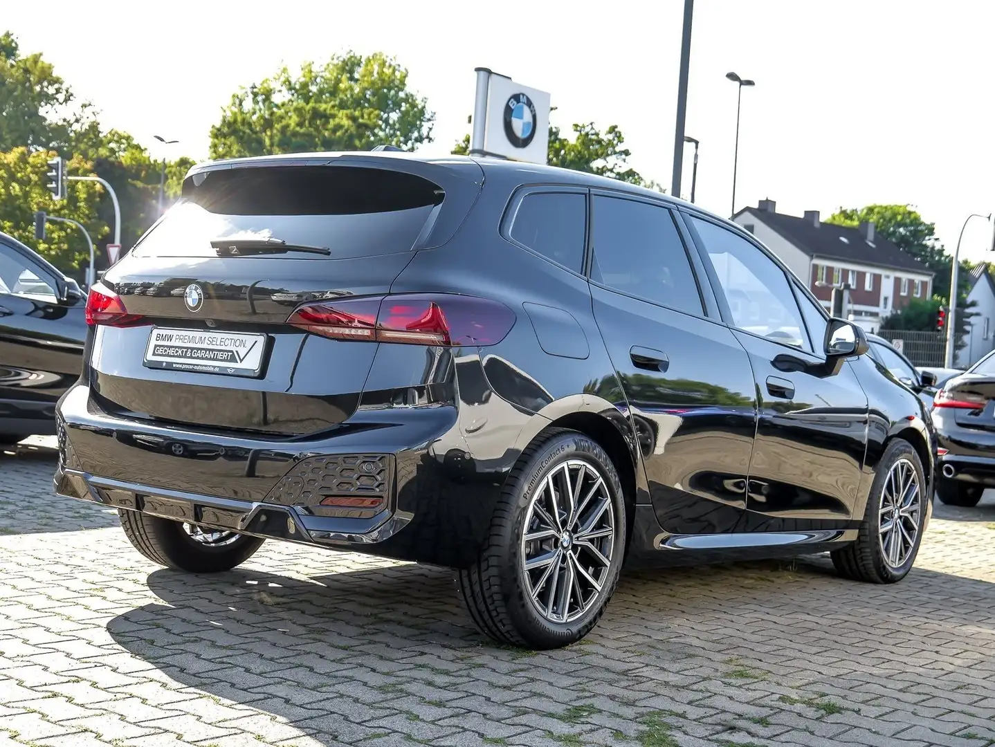 BMW 220 i Active Tourer M Sport AHK Widescreen RFK DAB Schwarz - 2