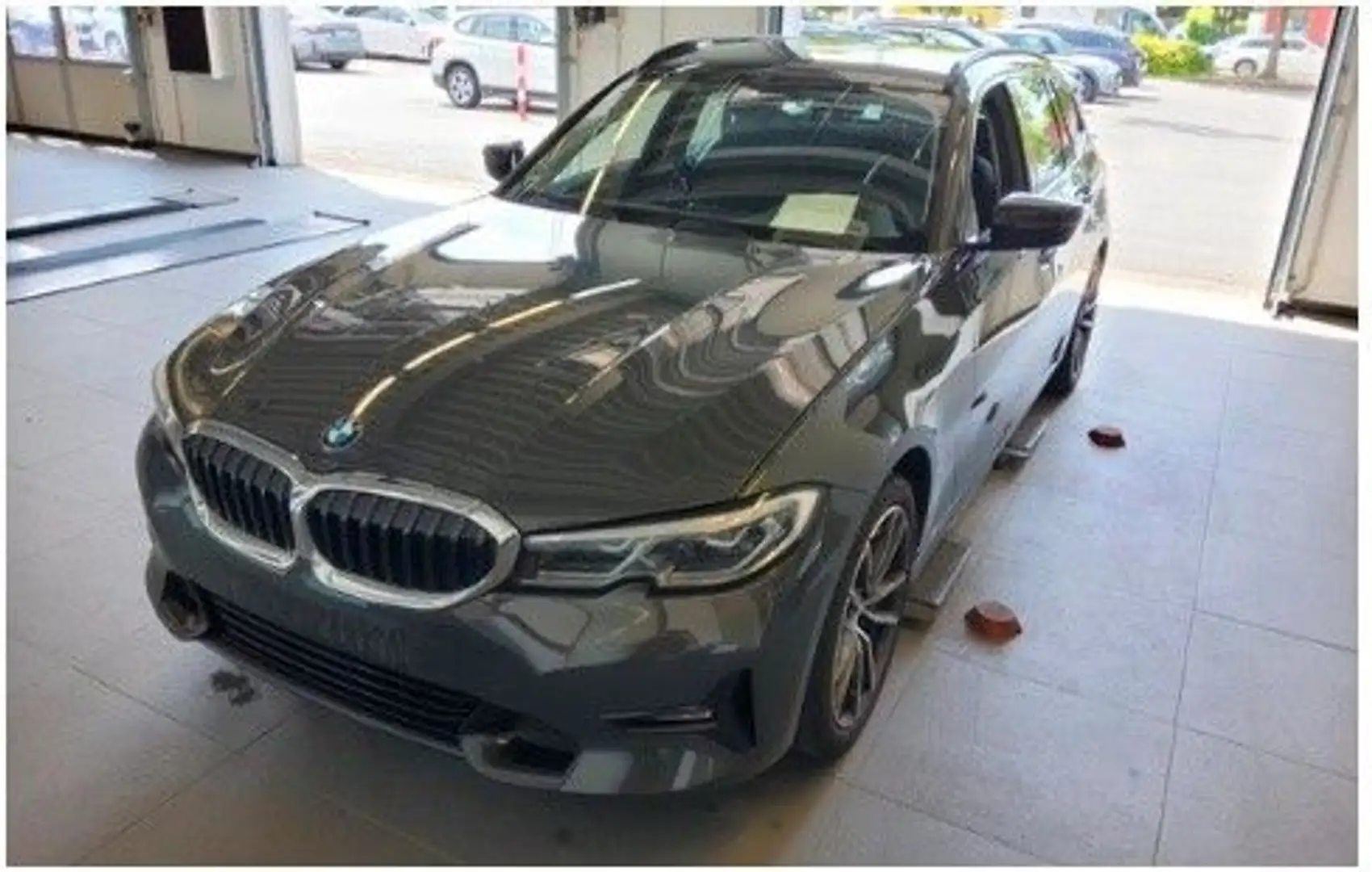 BMW 318 i Sport Line Aut/Laser/AHK/ParkSys/KeyLessGo Gris - 1