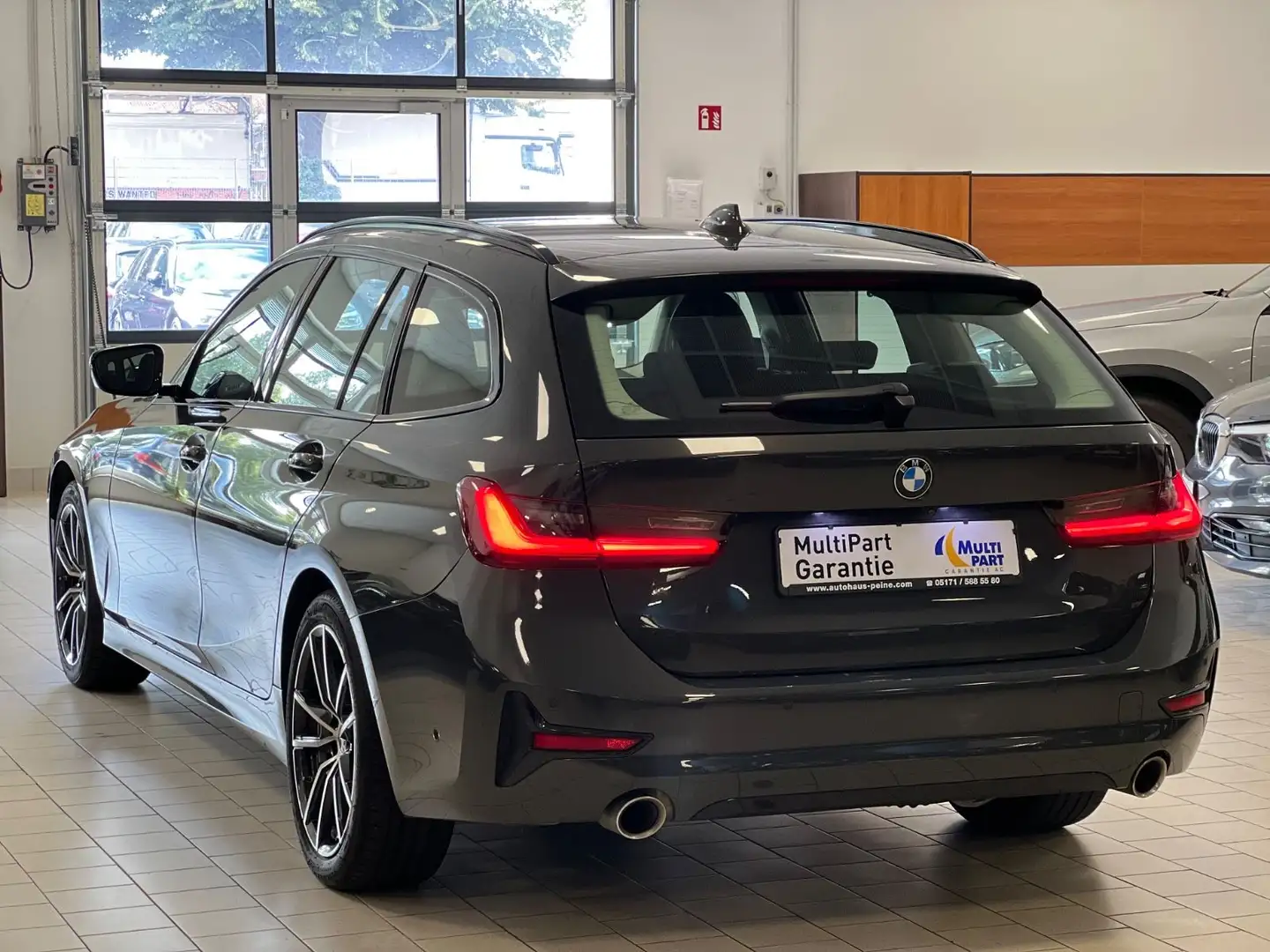 BMW 318 i Sport Line Aut/Laser/AHK/ParkSys/KeyLessGo Grijs - 2