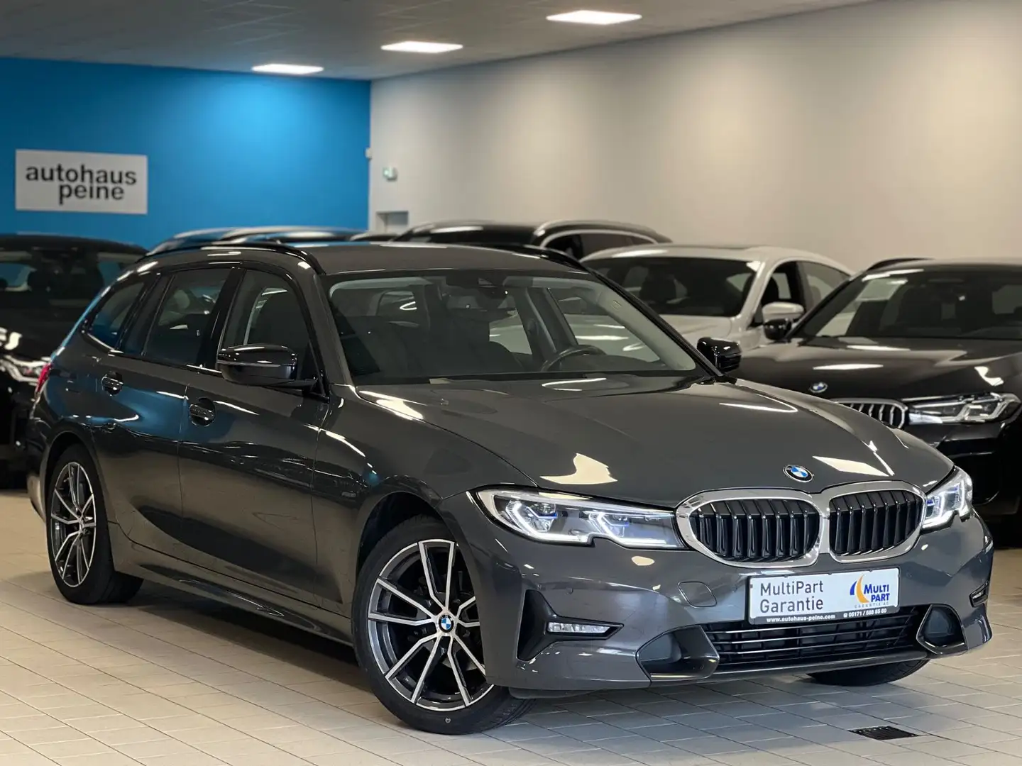 BMW 318 i Sport Line Aut/Laser/AHK/ParkSys/KeyLessGo Grijs - 1