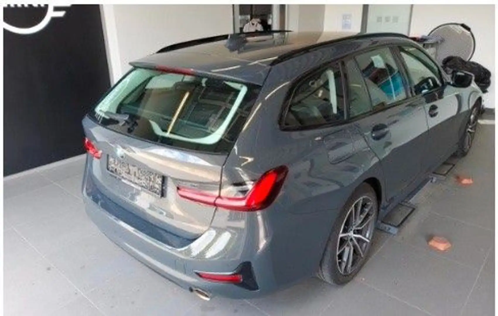 BMW 318 i Sport Line Aut/Laser/AHK/ParkSys/KeyLessGo Gris - 2