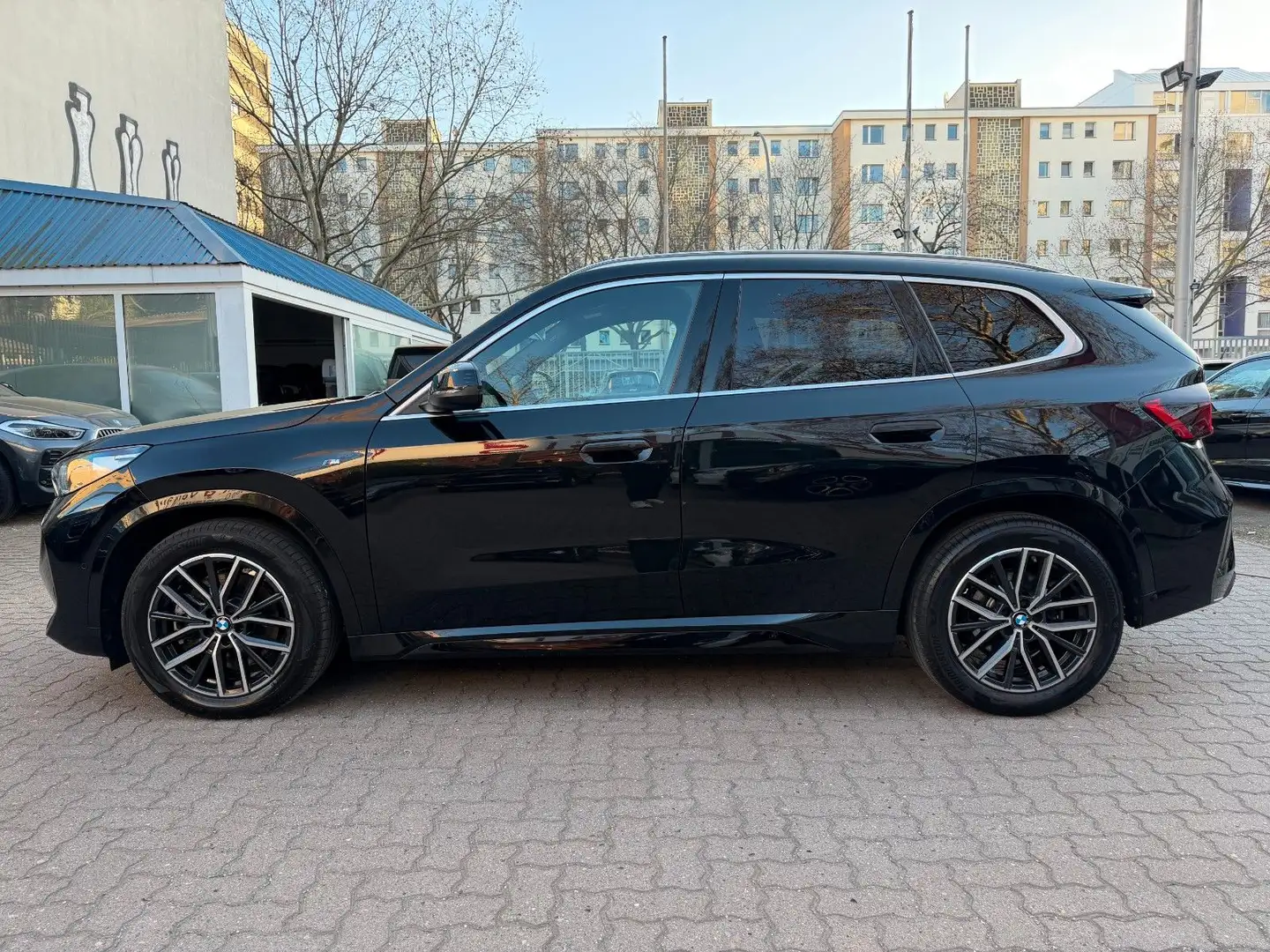 BMW X1 23d xDrive M Sport*LED*SHZ*ACC*AHK*PANO*KAM* Schwarz - 2