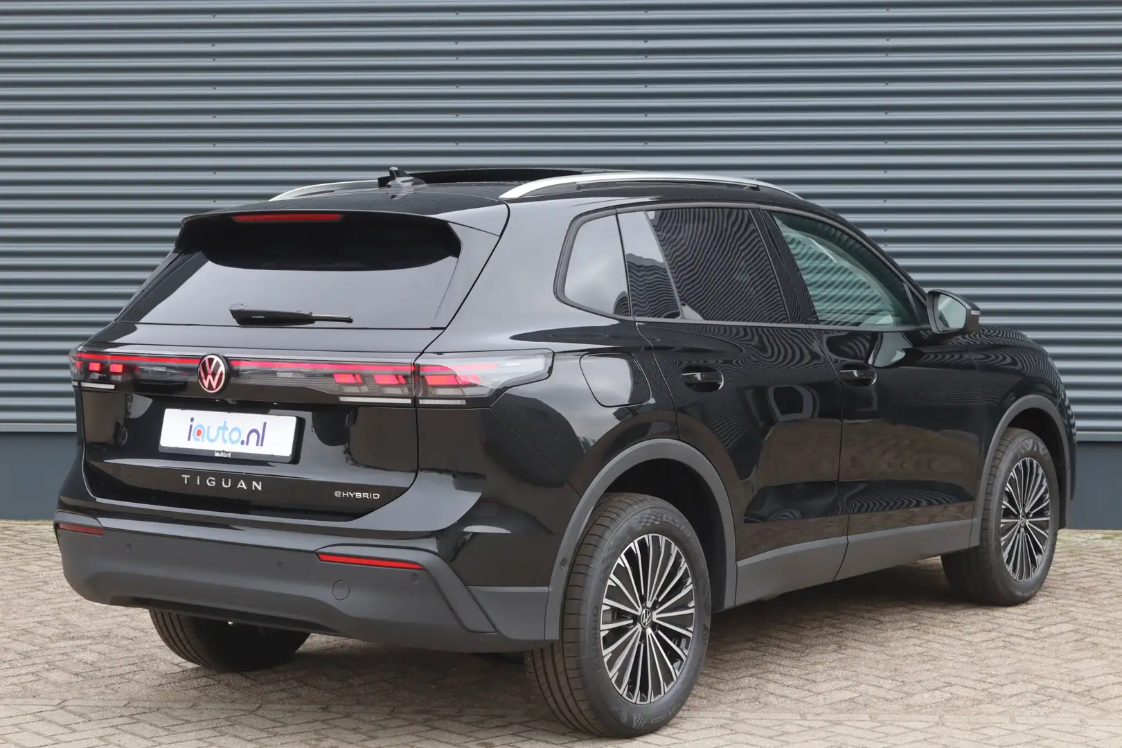 Volkswagen Tiguan 1.5 eHybrid 204pk Edition Pano/IQ.Light/Keyless/Ca Schwarz - 2