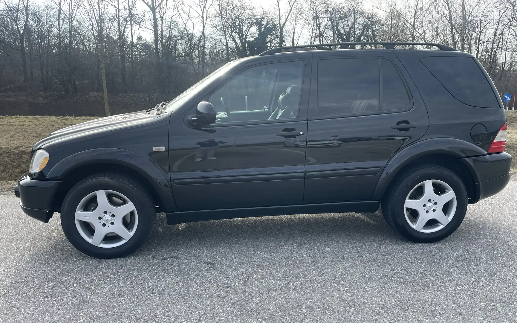 Mercedes-Benz ML 55 AMG Aut. Schwarz - 2