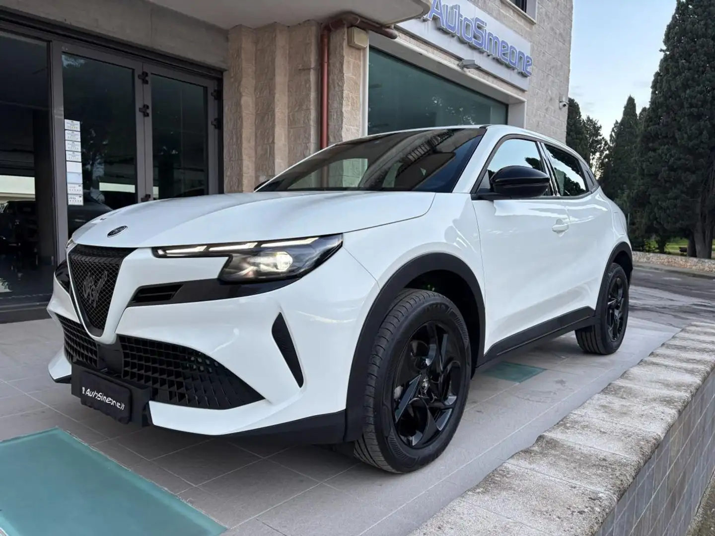 Alfa Romeo Junior 1.2 136 CV Hybrid eDCT6. White - 1