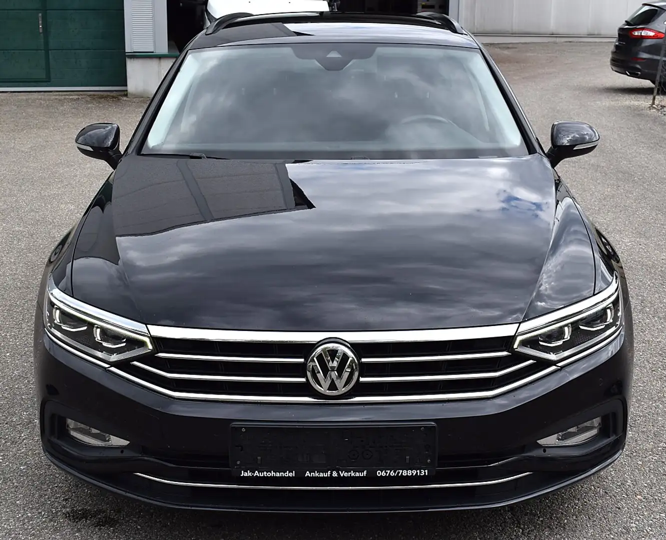Volkswagen Passat Variant Business 2,0 SCR TDI DSG Schwarz - 2