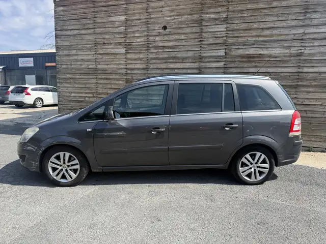 Opel Zafira view 2
