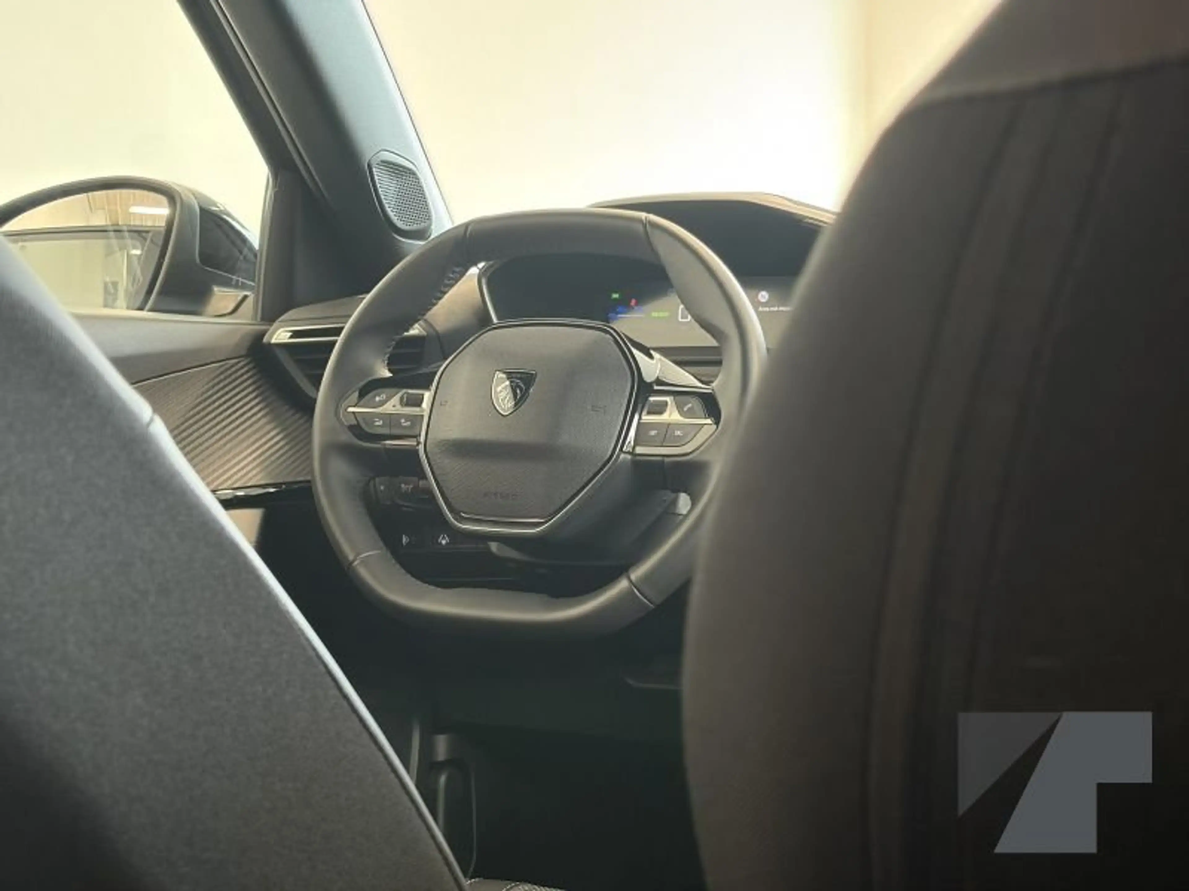 Peugeot e-2008 Allure — photo 15