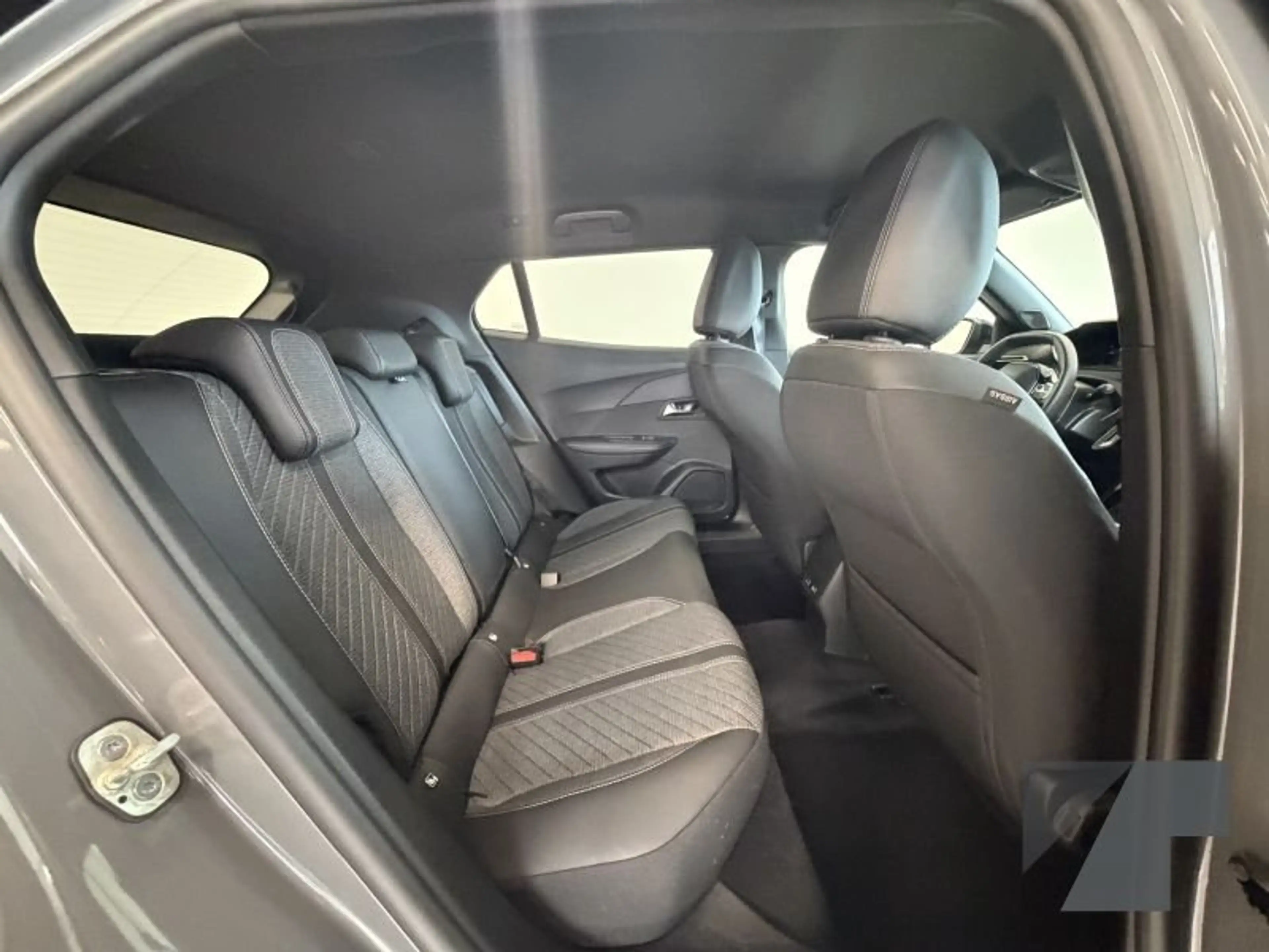 Peugeot e-2008 Allure — photo 12