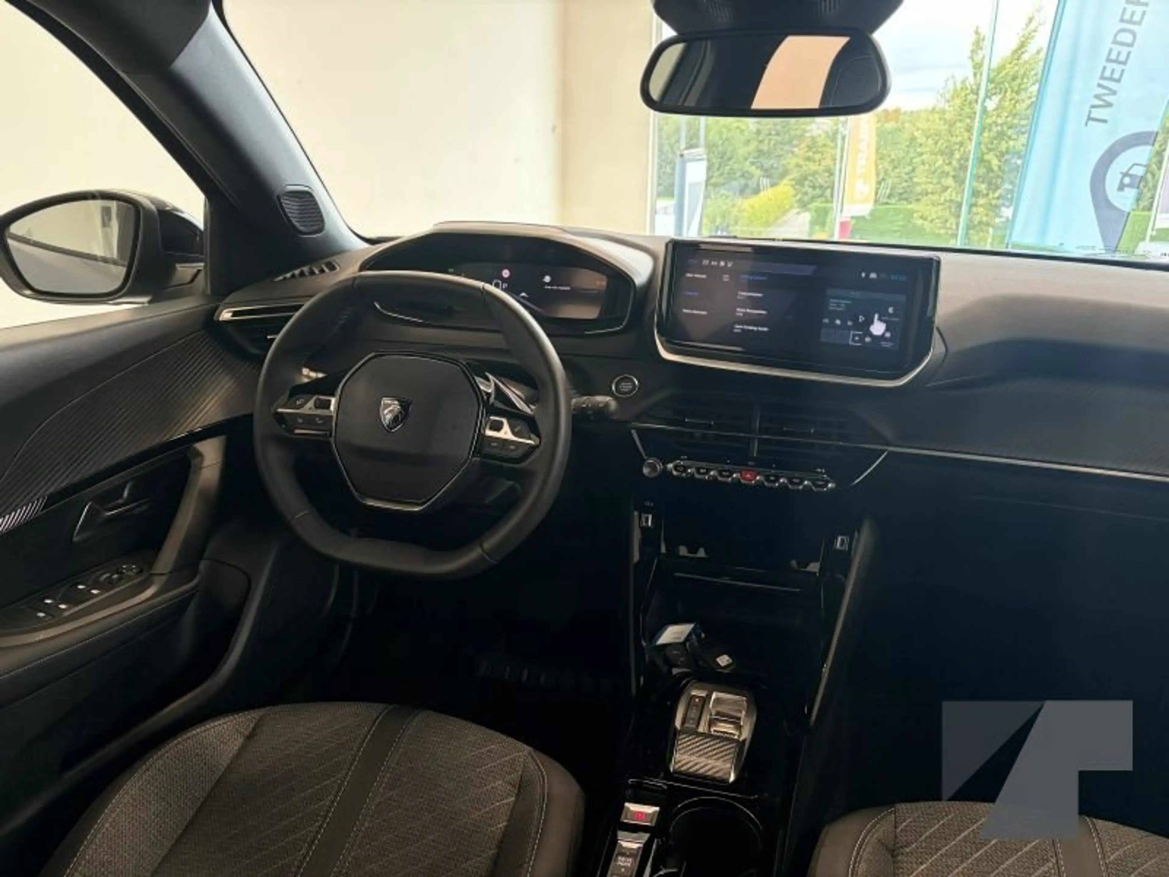 Peugeot e-2008 Allure — photo 9