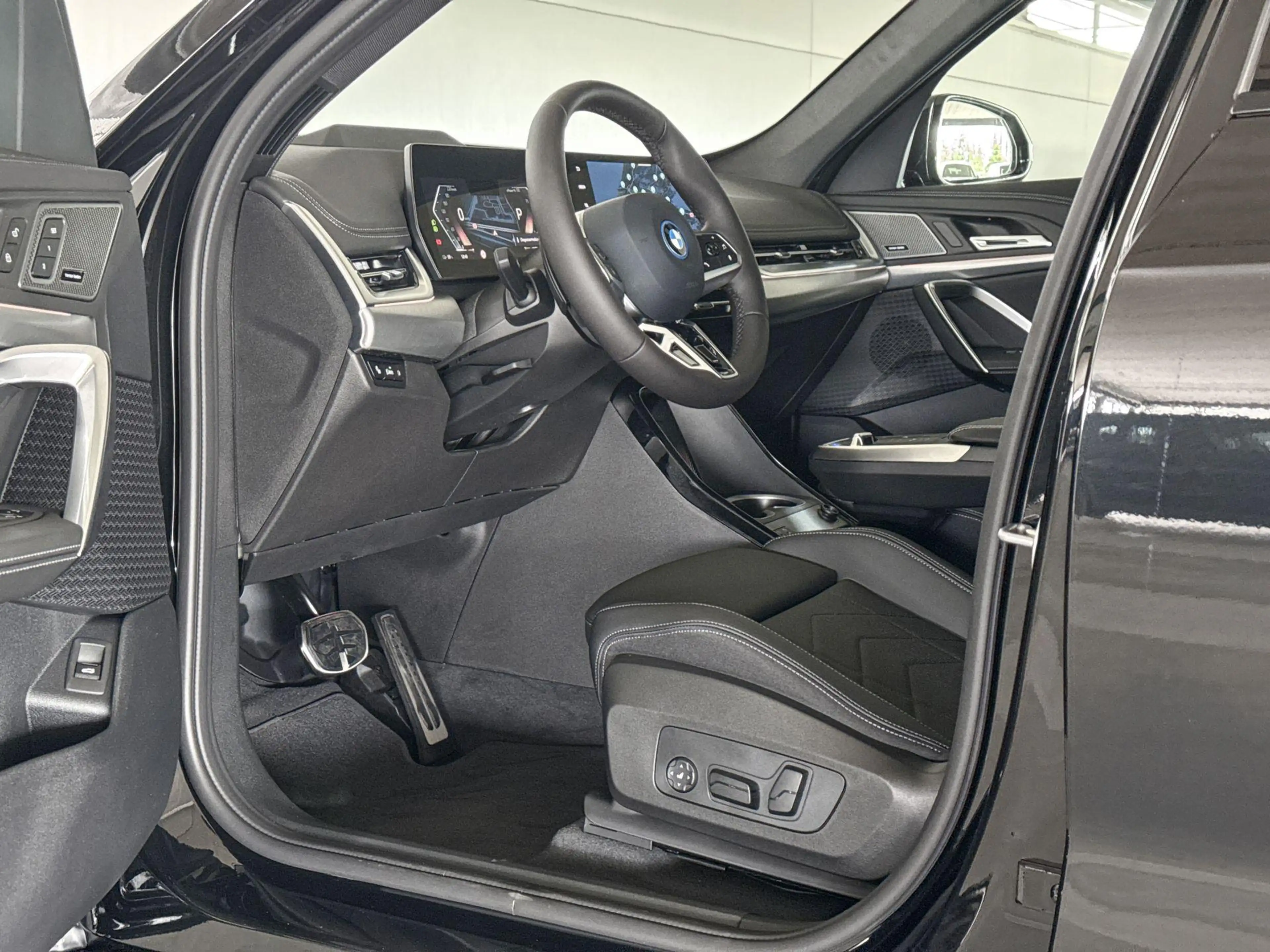 BMW iX1 eDrive20 67 kWh M Sport Edition — photo 8