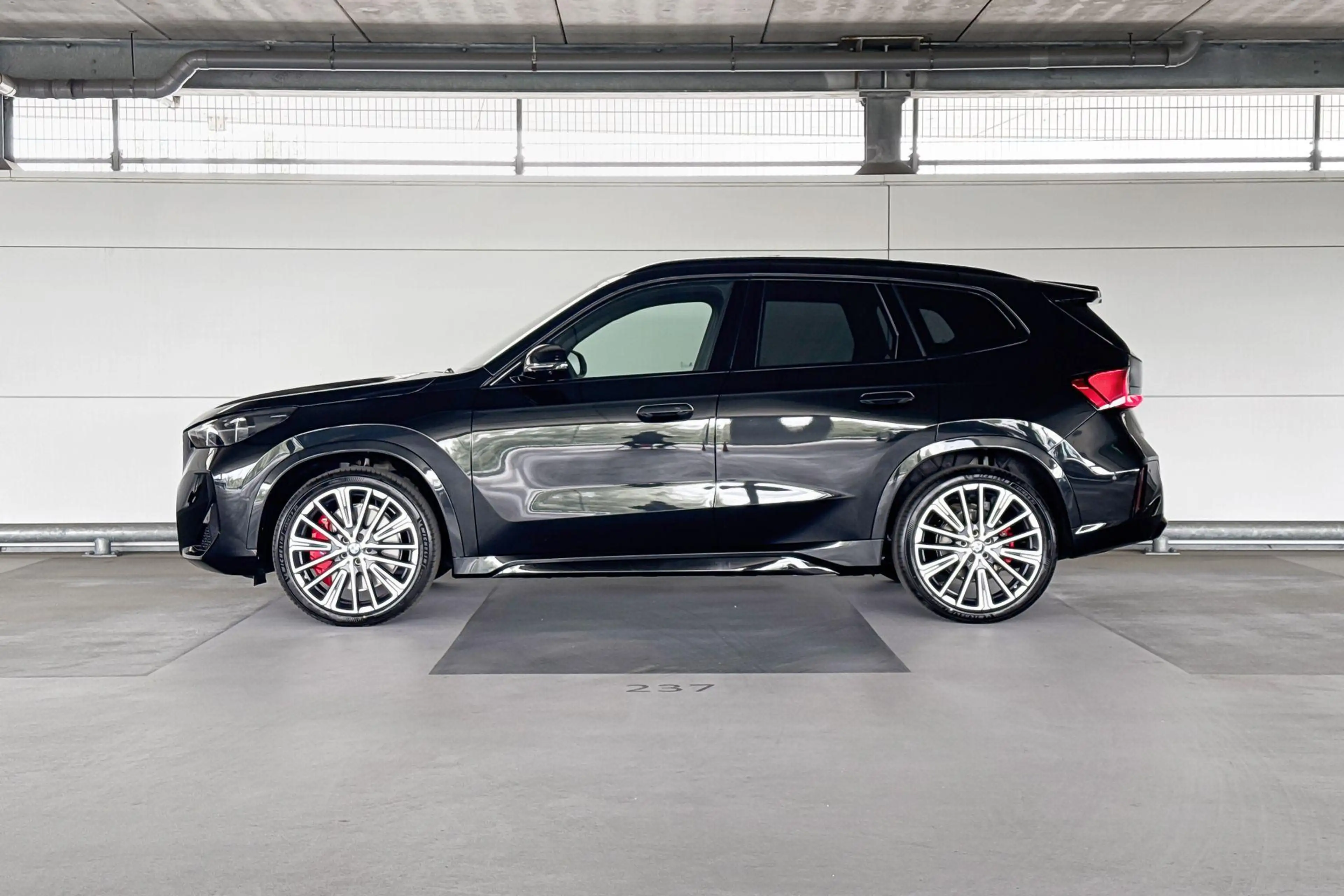 BMW iX1 eDrive20 67 kWh M Sport Edition — photo 2