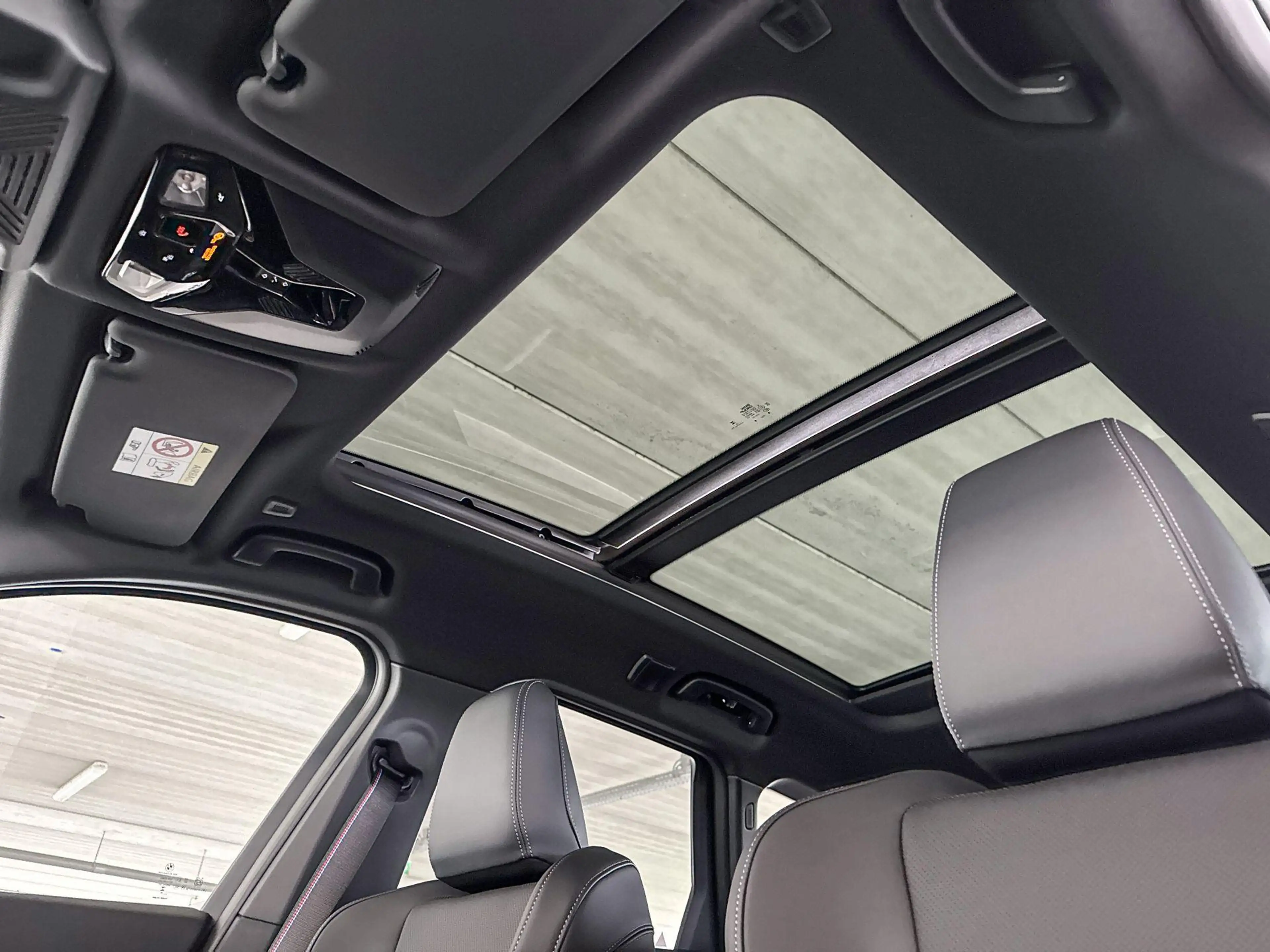 BMW iX1 eDrive20 67 kWh M Sport Edition — photo 10