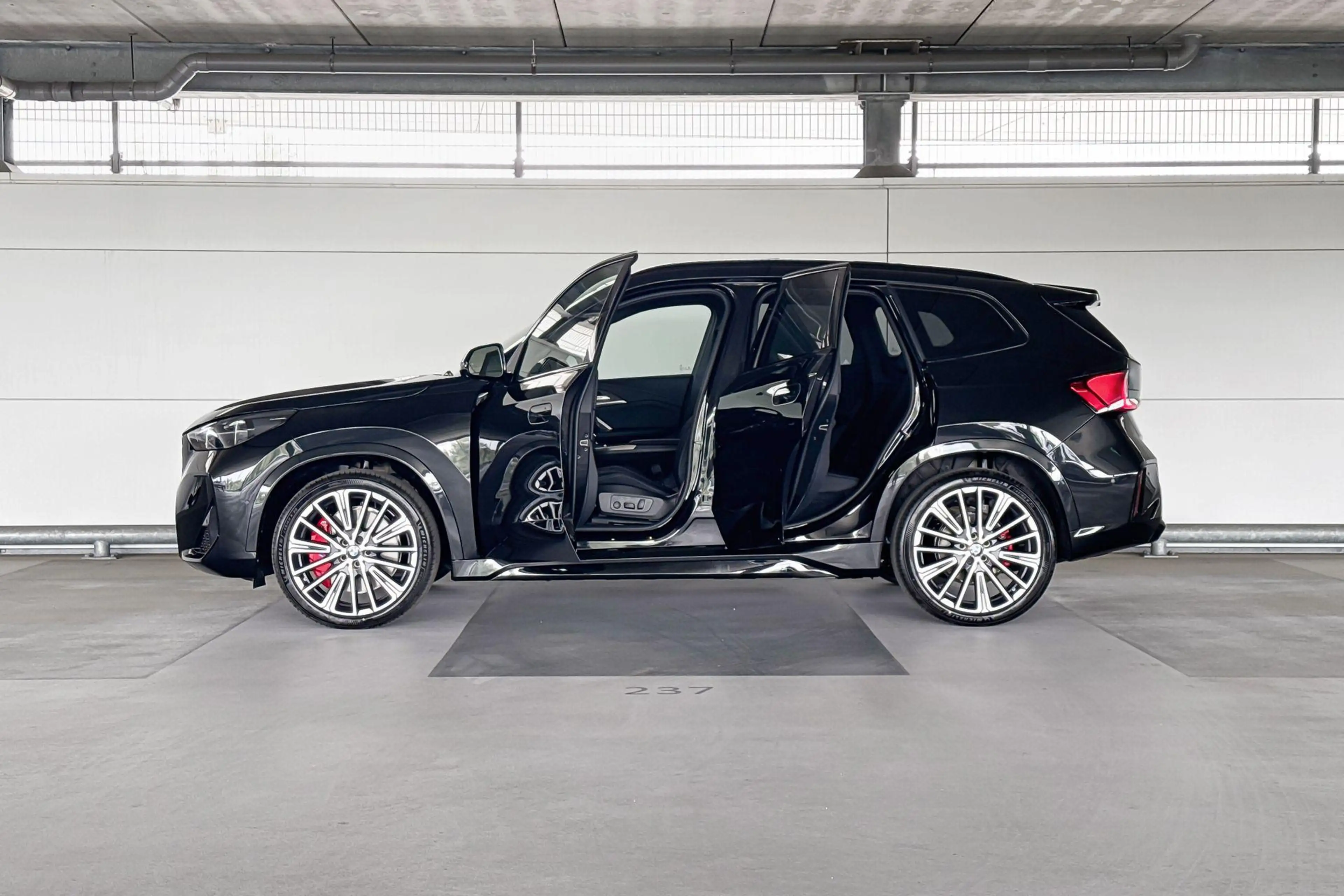 BMW iX1 eDrive20 67 kWh M Sport Edition — photo 3