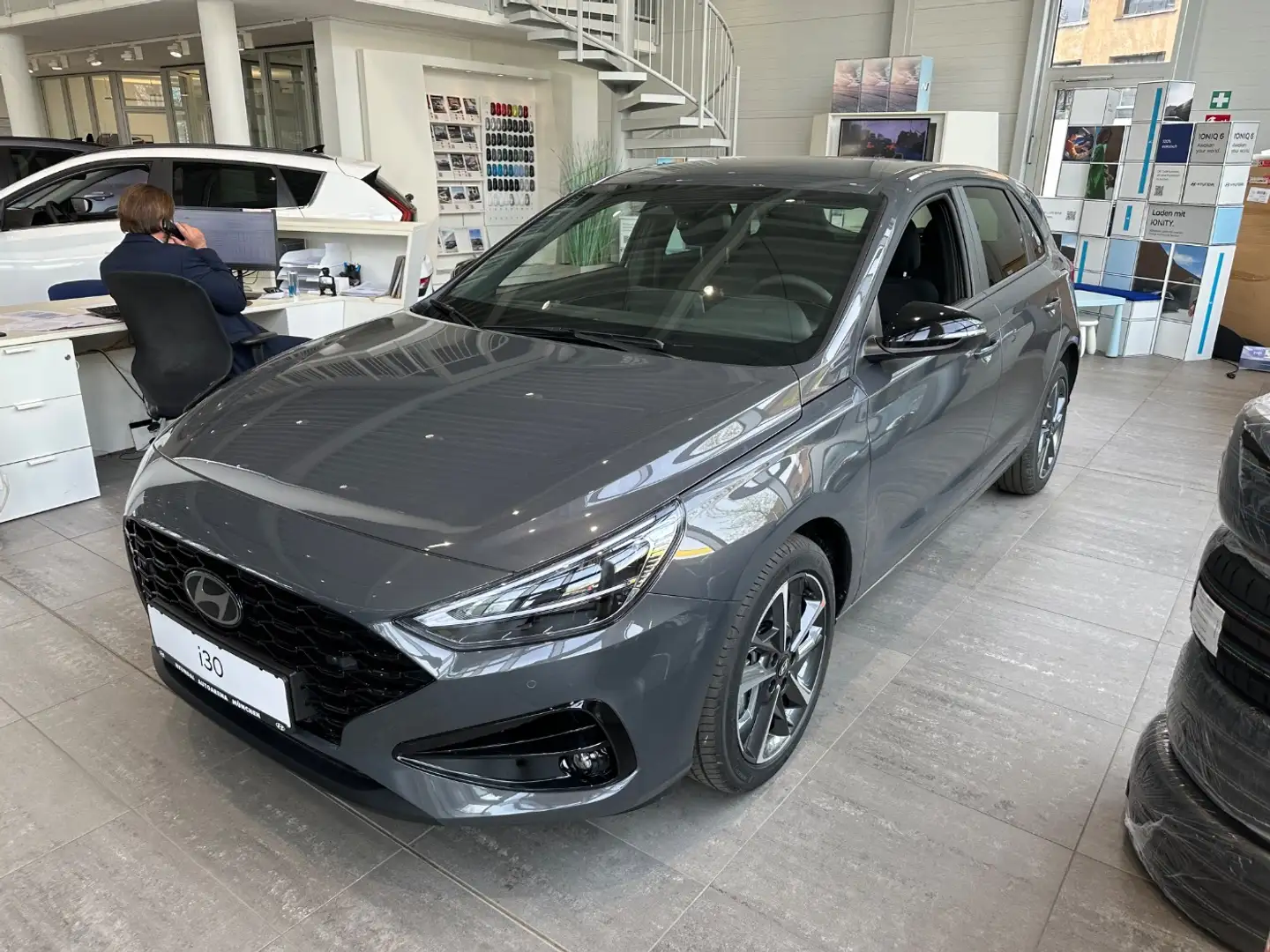 Hyundai i30 1.5 T-GDI Advantage Plus-Paket Navi, RückCam Grau - 2