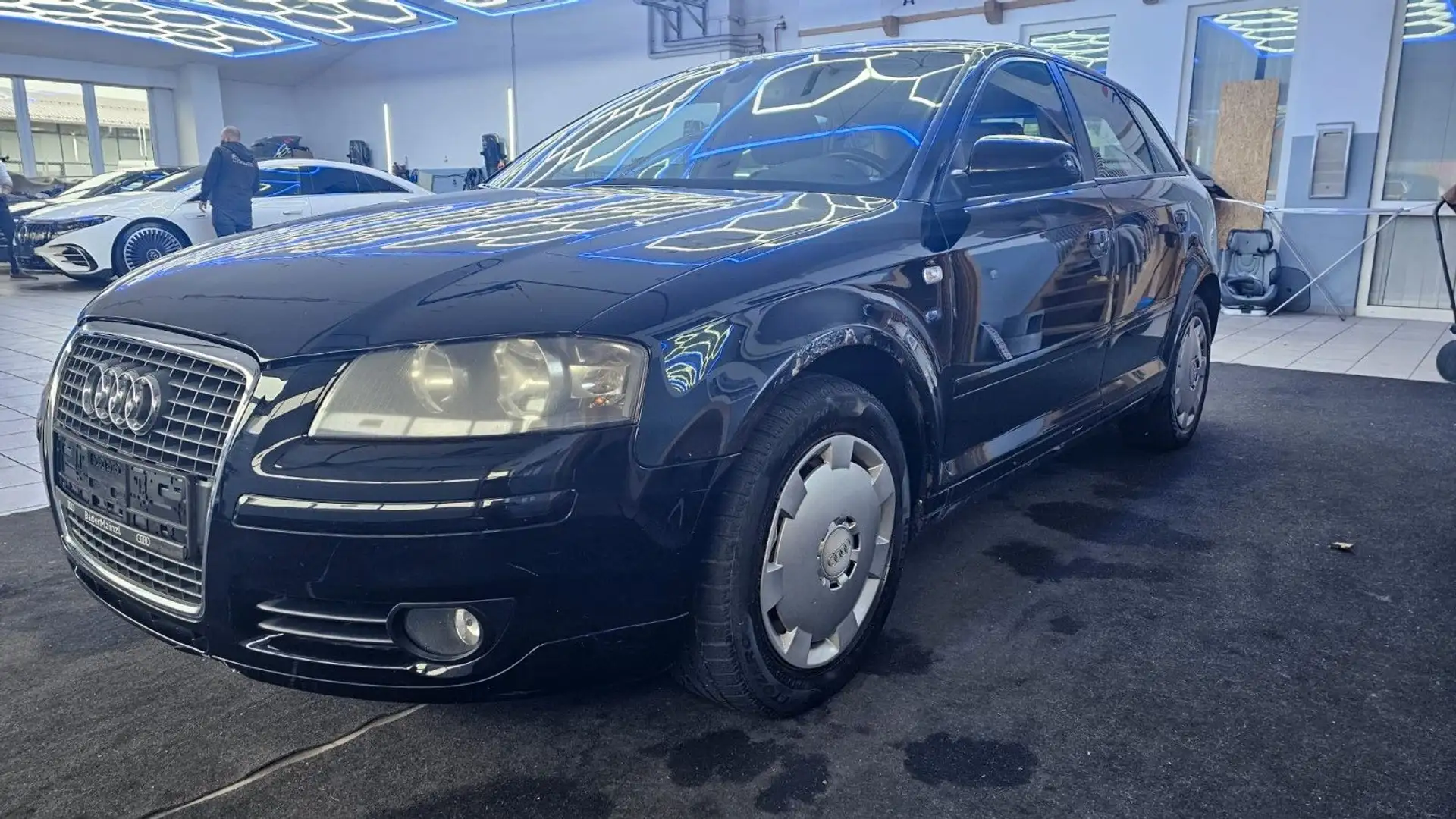 Audi A3 Sportback 2.0 TDI Attr*AUT*KLIMA*NAVI*SHZ*AHK Schwarz - 1