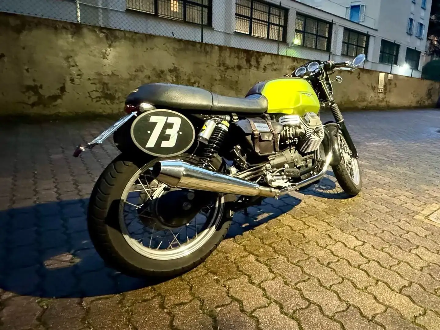 Moto Guzzi V 7 Cafè Classic Giallo - 1