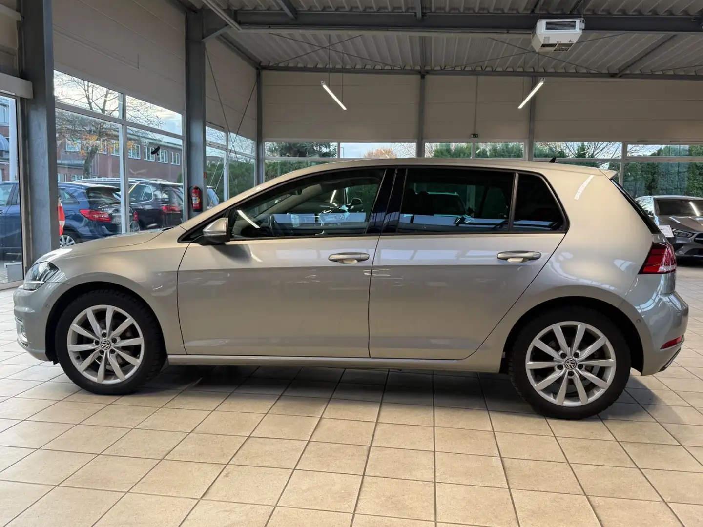 Volkswagen Golf VII 2.0 TDI Lim. DSG/R-Cam/StHz/Massage/ACC Silber - 2