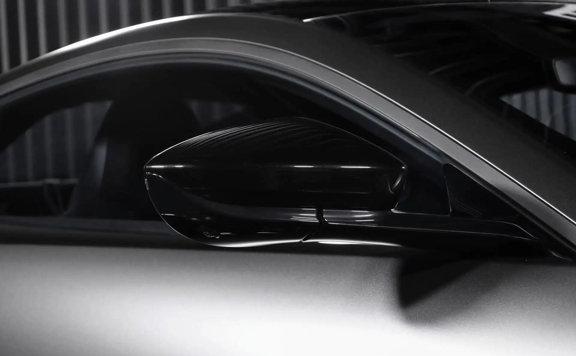 애스턴마틴 V8 Coupe 2020 건메탈 사진 5
