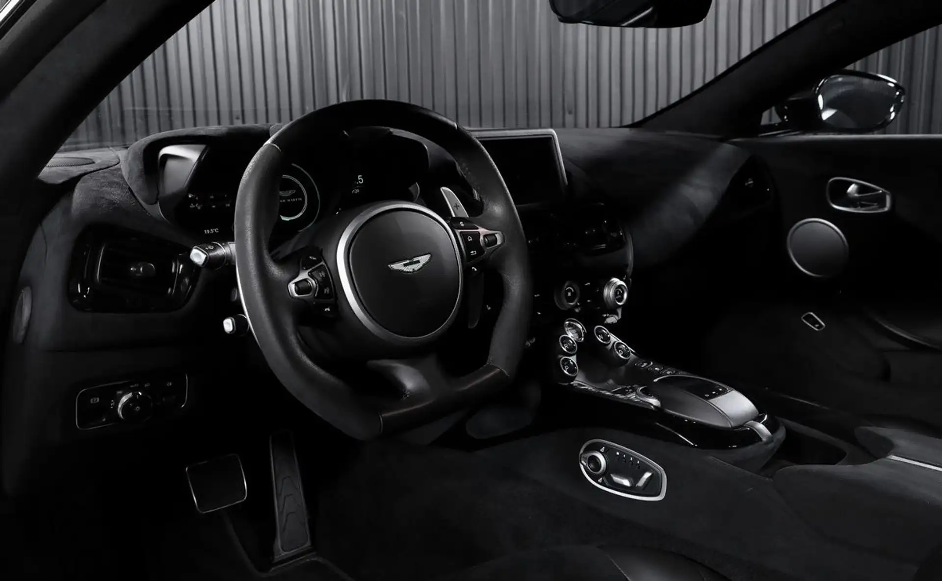 애스턴마틴 V8 Coupe 2020 건메탈 사진 8