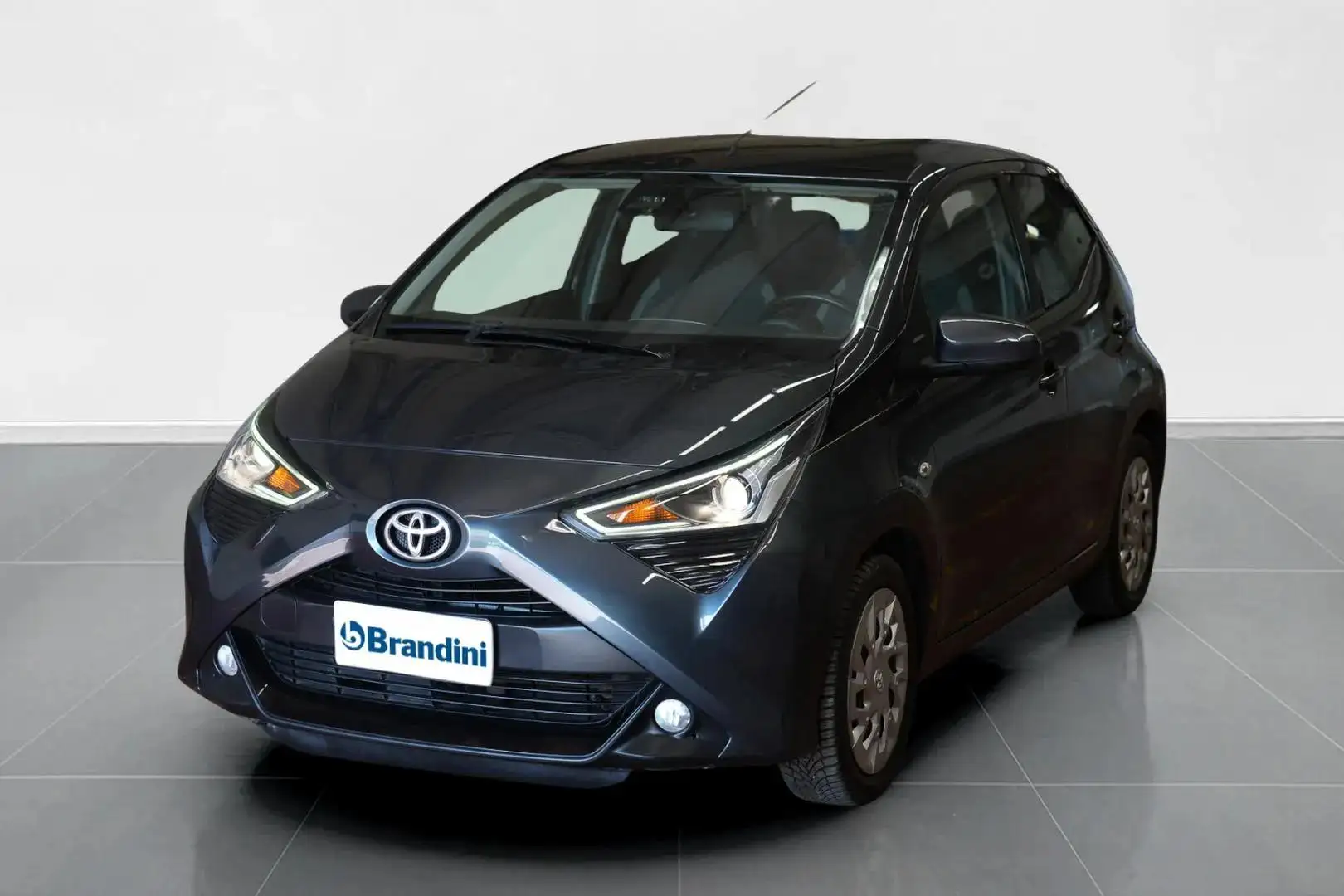 Toyota Aygo 5 Porte 1.0 VVT-i x-play Grigio - 1