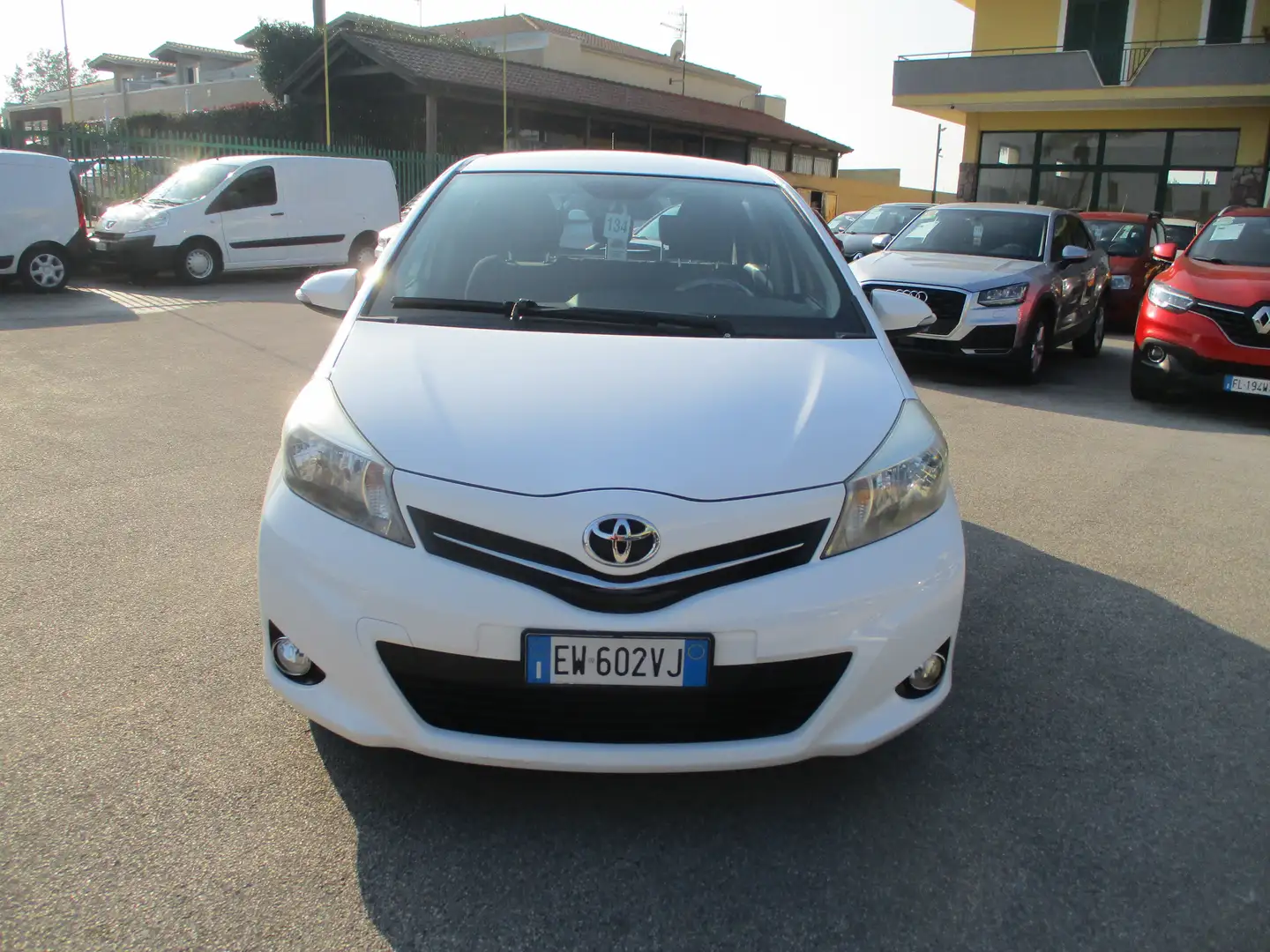 Toyota Yaris YARIS 1.0 E5 LOUNGE 5 PORTE 136000 KM Weiß - 2