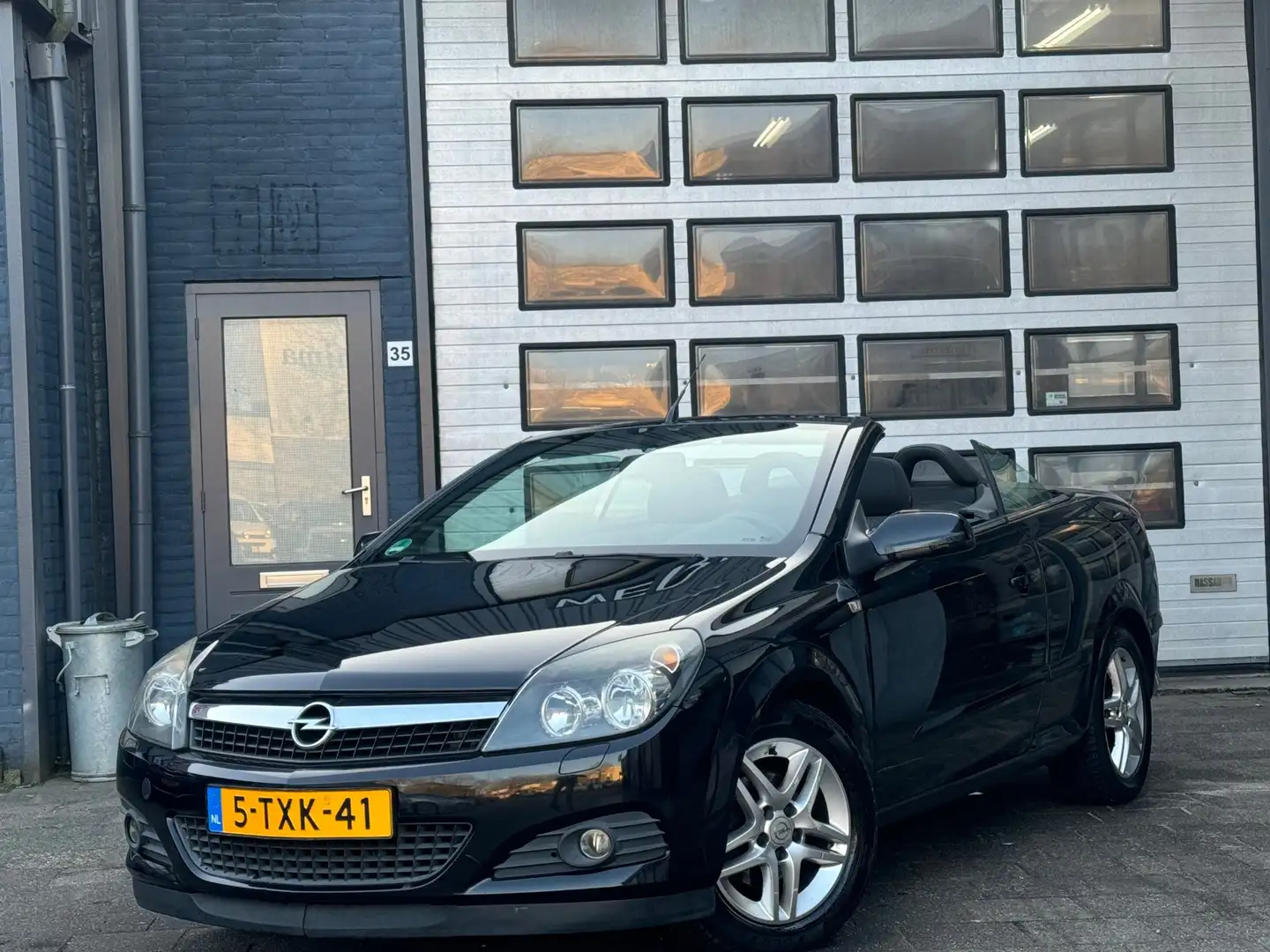 Opel Astra TwinTop 1.6 Enjoy | Airco | LMV | Cabrio Zwart - 1