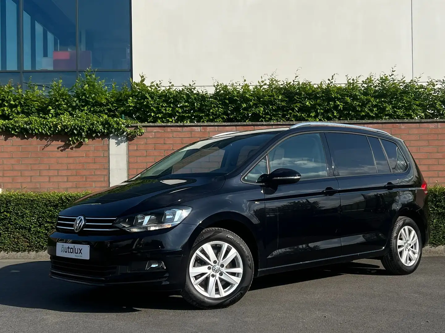 Volkswagen Touran AUTOMATIQUE - ESSENCE - ATTACHE REMORQUE Noir - 1