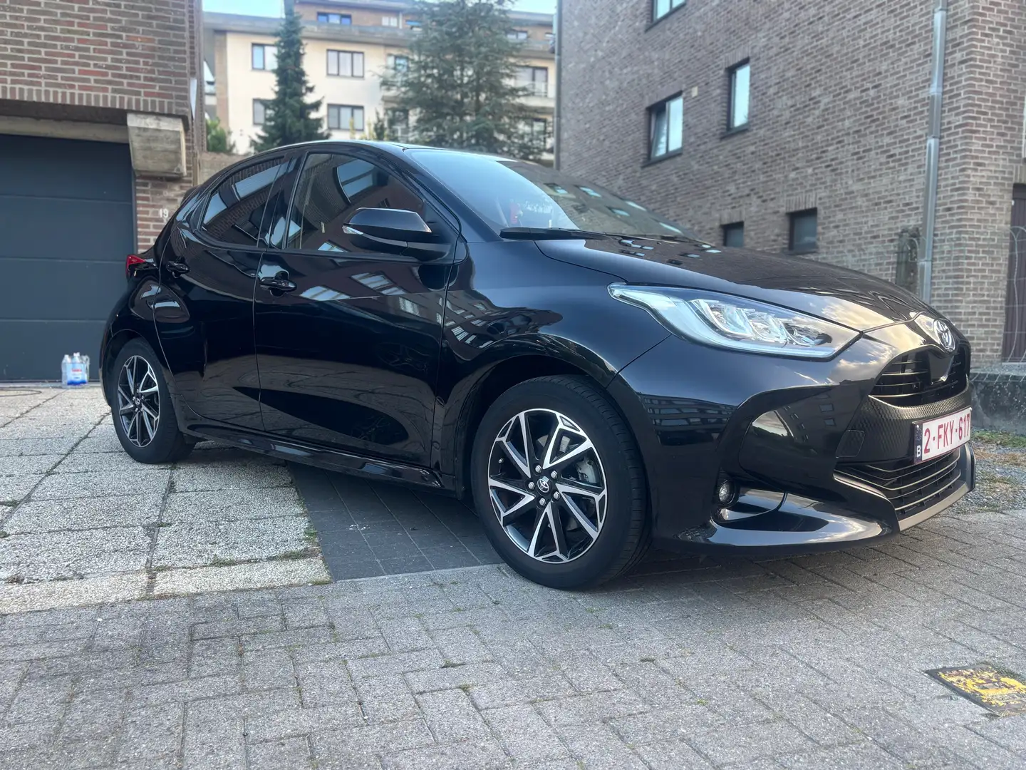 Toyota Yaris 1.5i vvt-i hybrid 92  Iconic Zwart - 1