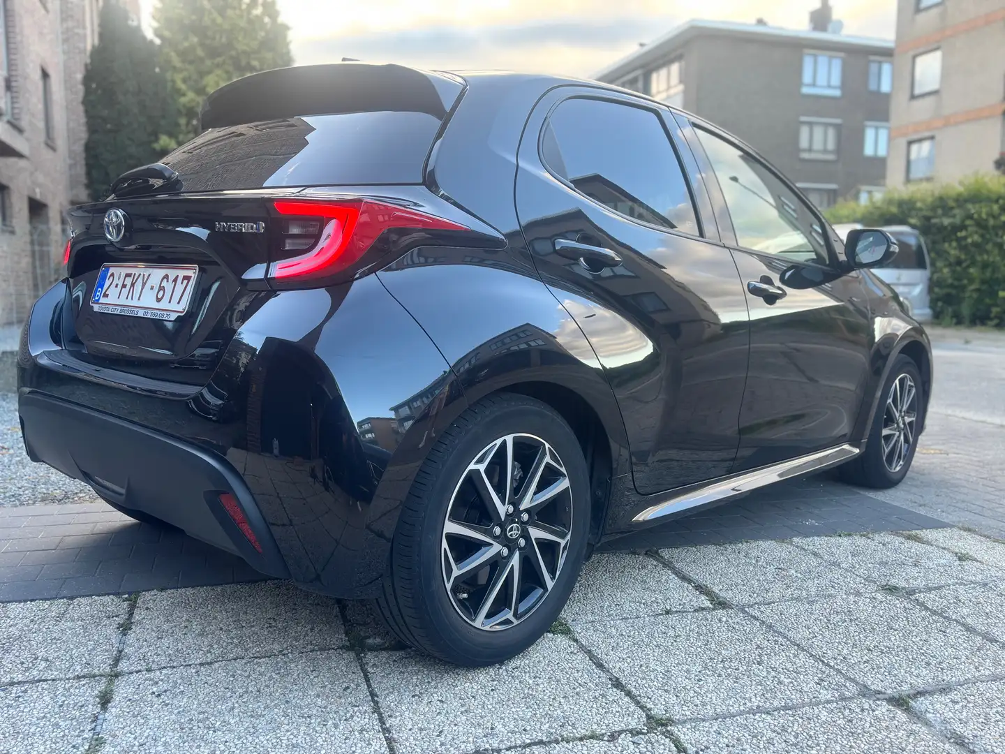 Toyota Yaris 1.5i vvt-i hybrid 92  Iconic Zwart - 2