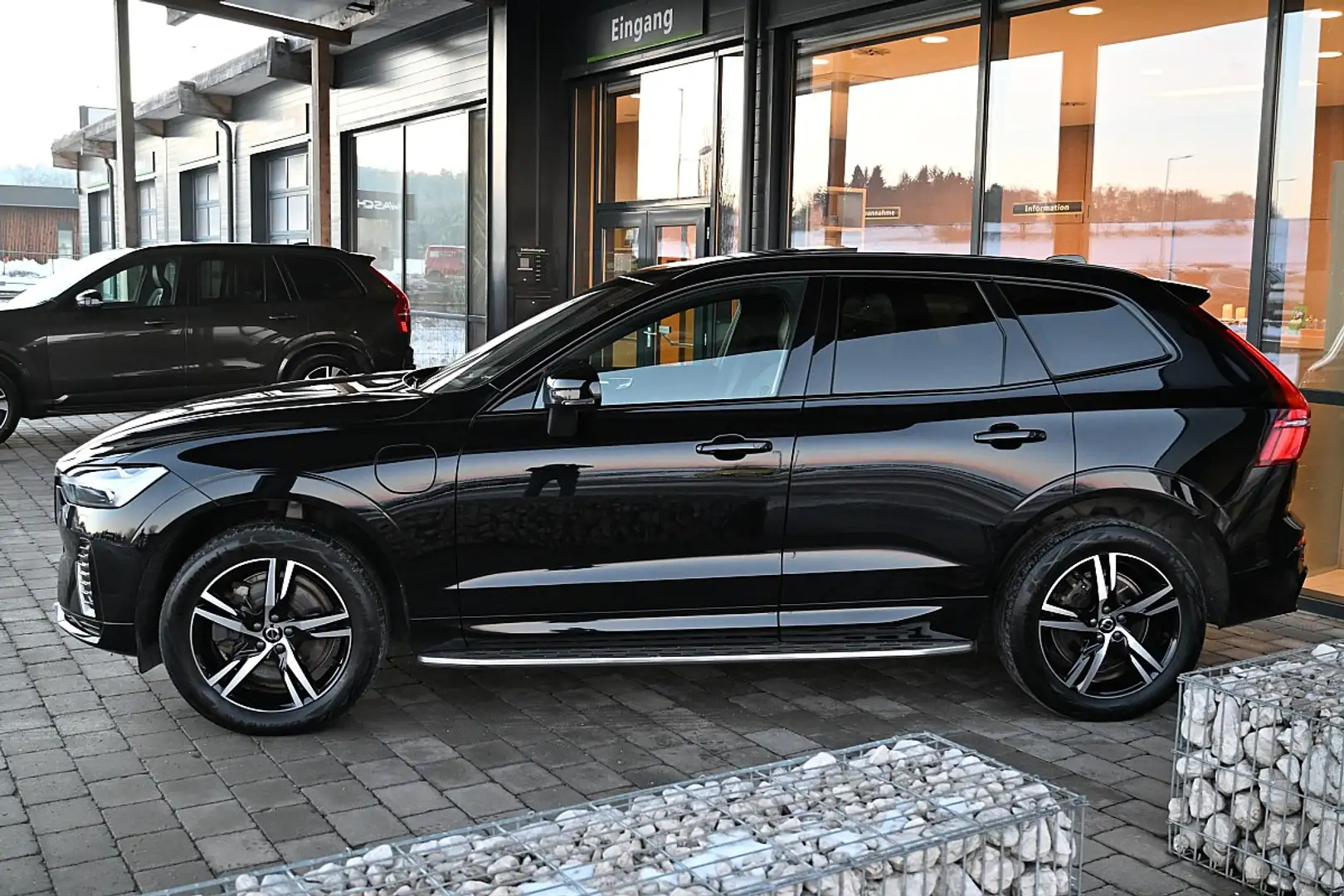 Volvo XC60 T6 AWD Recharge PHEV Plus Dark Geartronic ACC, ... Schwarz - 2
