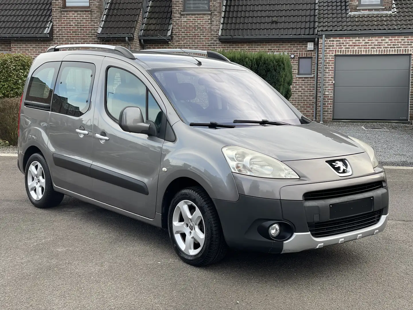 Peugeot Partner Tepee 1.6i Confort Бежевый - 1