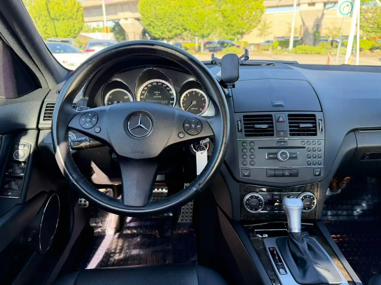 Mercedes-Benz C-Class снимка Mercedes-Benz C-Class