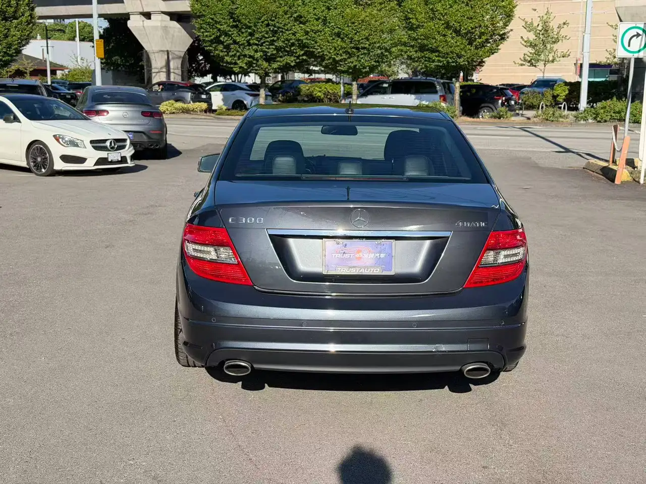 Mercedes-Benz C-Class снимка Mercedes-Benz C-Class
