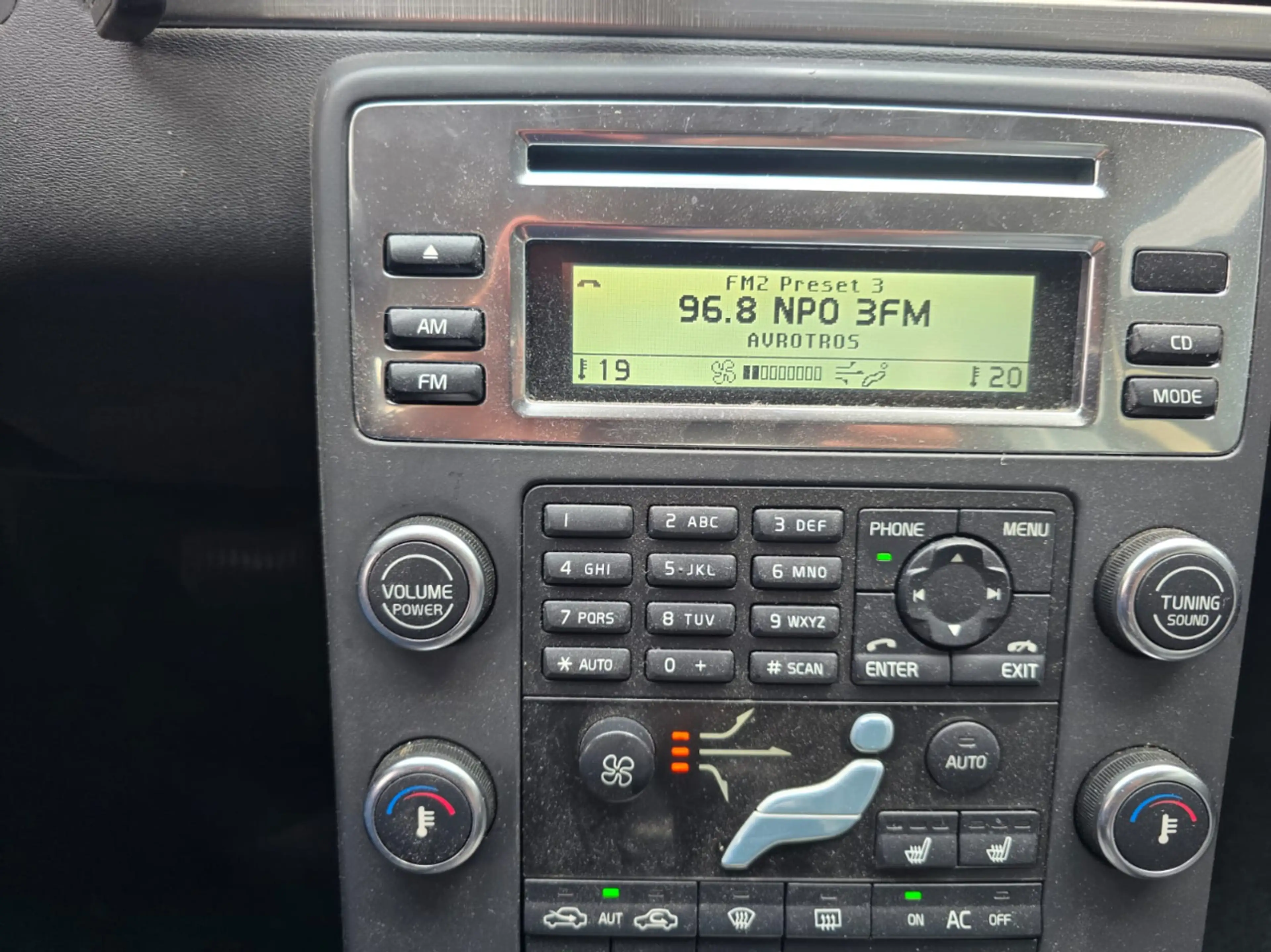 Volvo V70 2.5T Momentum — photo 12