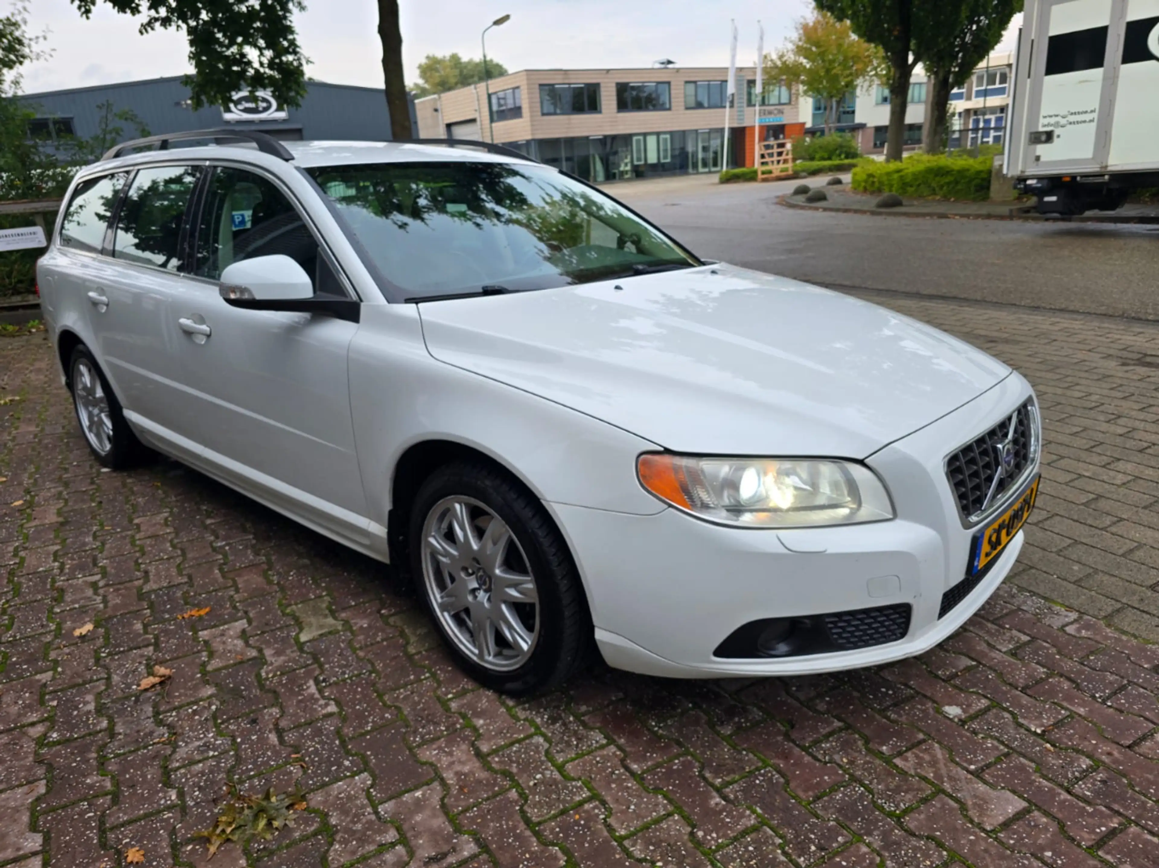 Volvo V70 2.5T Momentum — photo 3