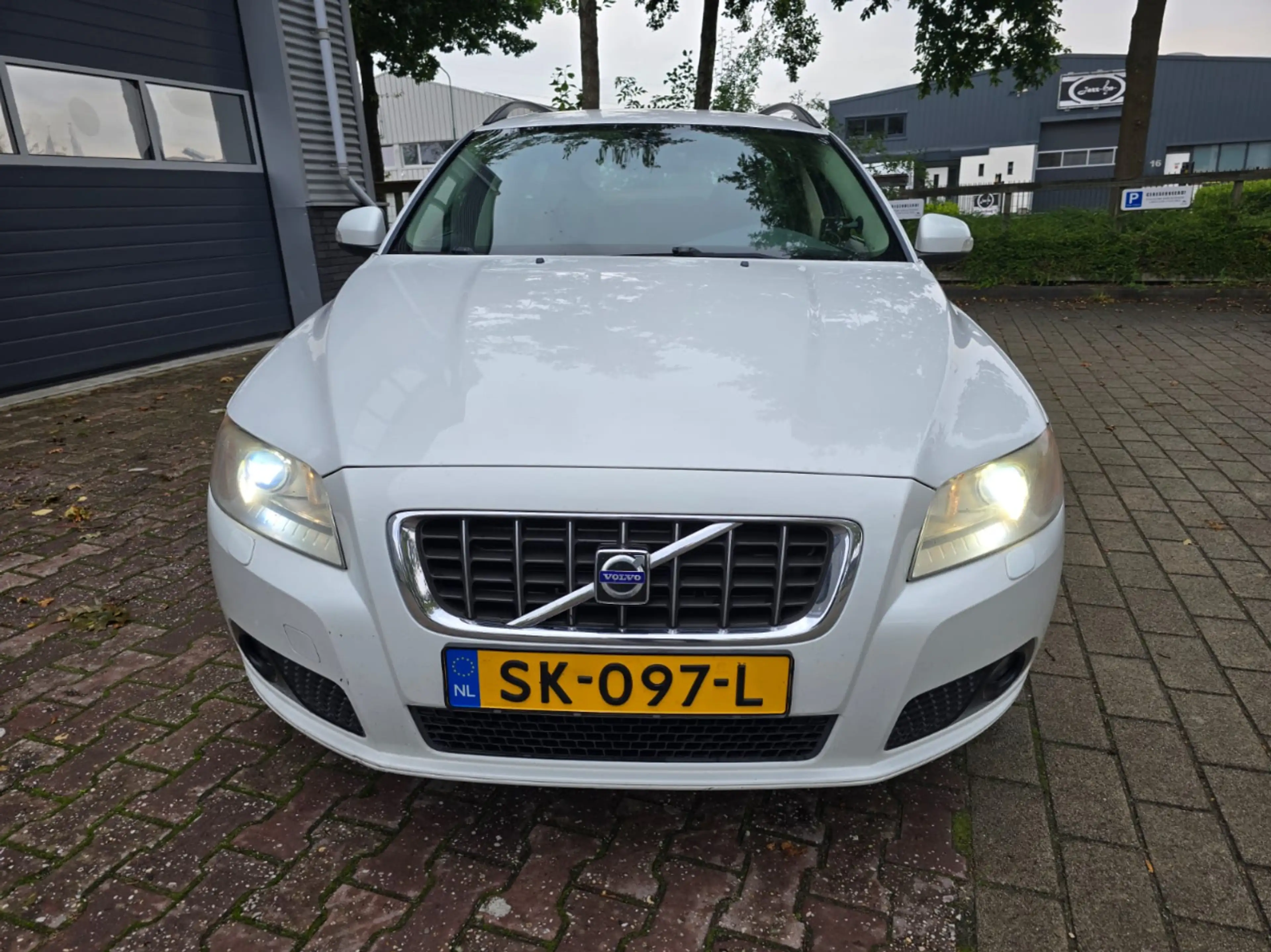 Volvo V70 2.5T Momentum — photo 8